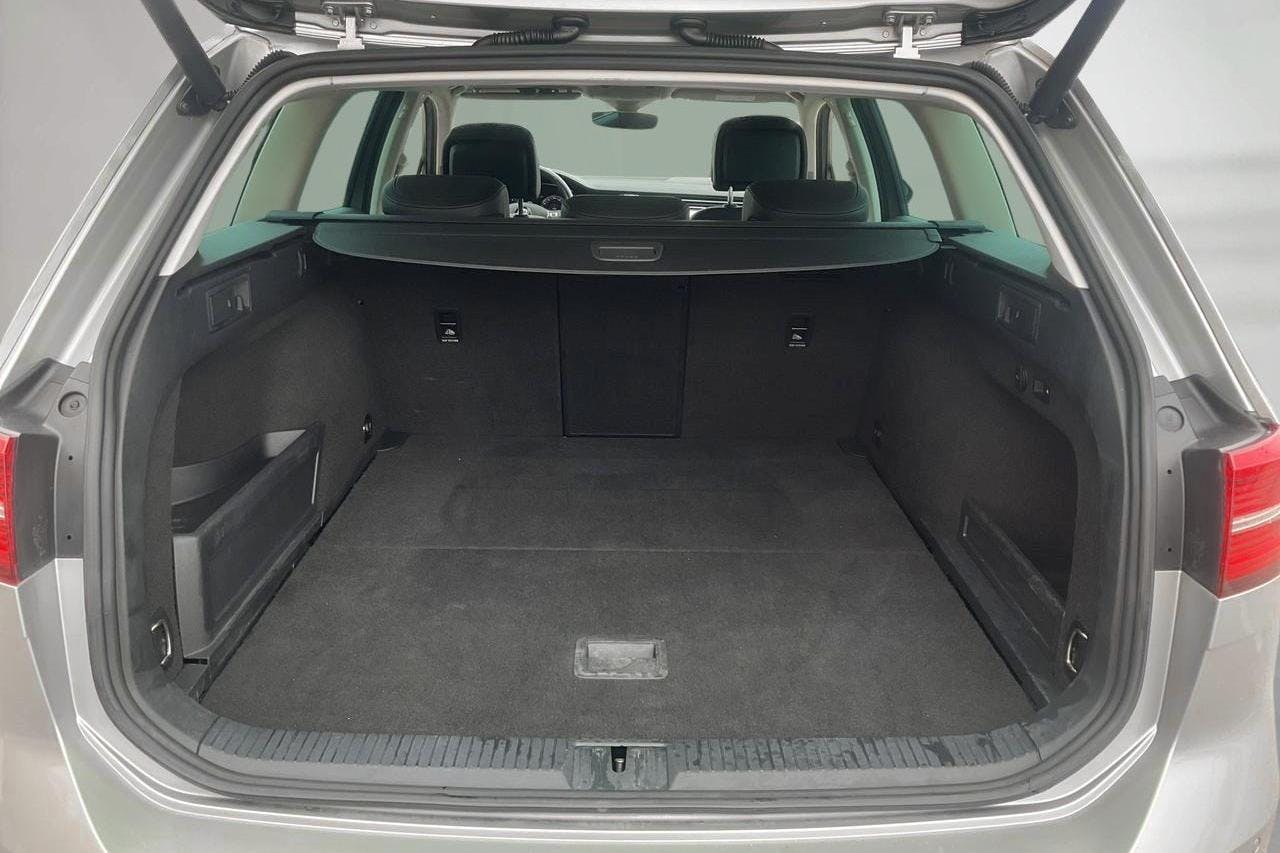 VW Passat 2.0 TDI BiTurbo Sportscombi 4MOTION (240hk) - 138 470 km - Automatic - silver - 2015