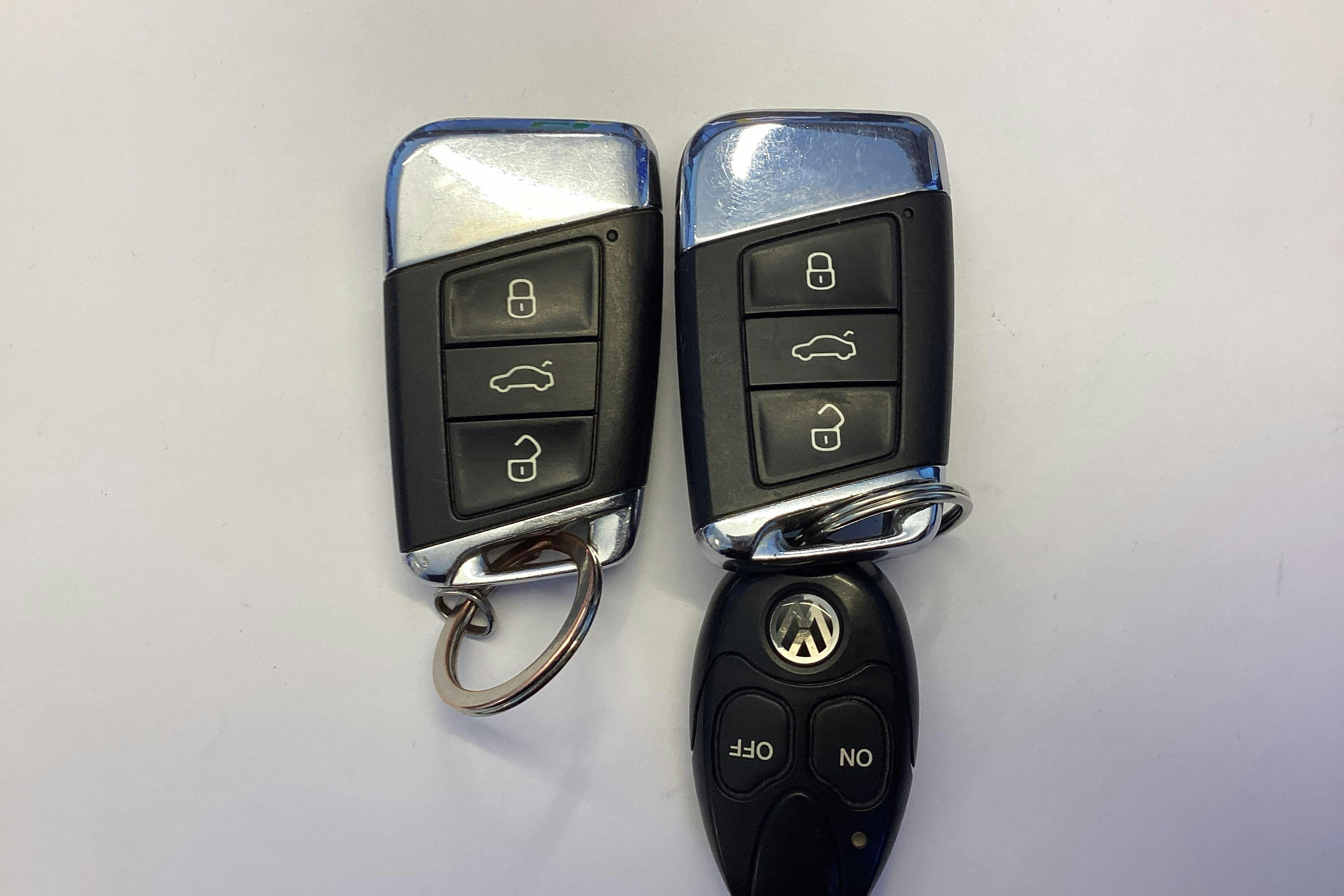 VW Passat 2.0 TDI BiTurbo Sportscombi 4MOTION (240hk) - 138 470 km - Automatic - silver - 2015