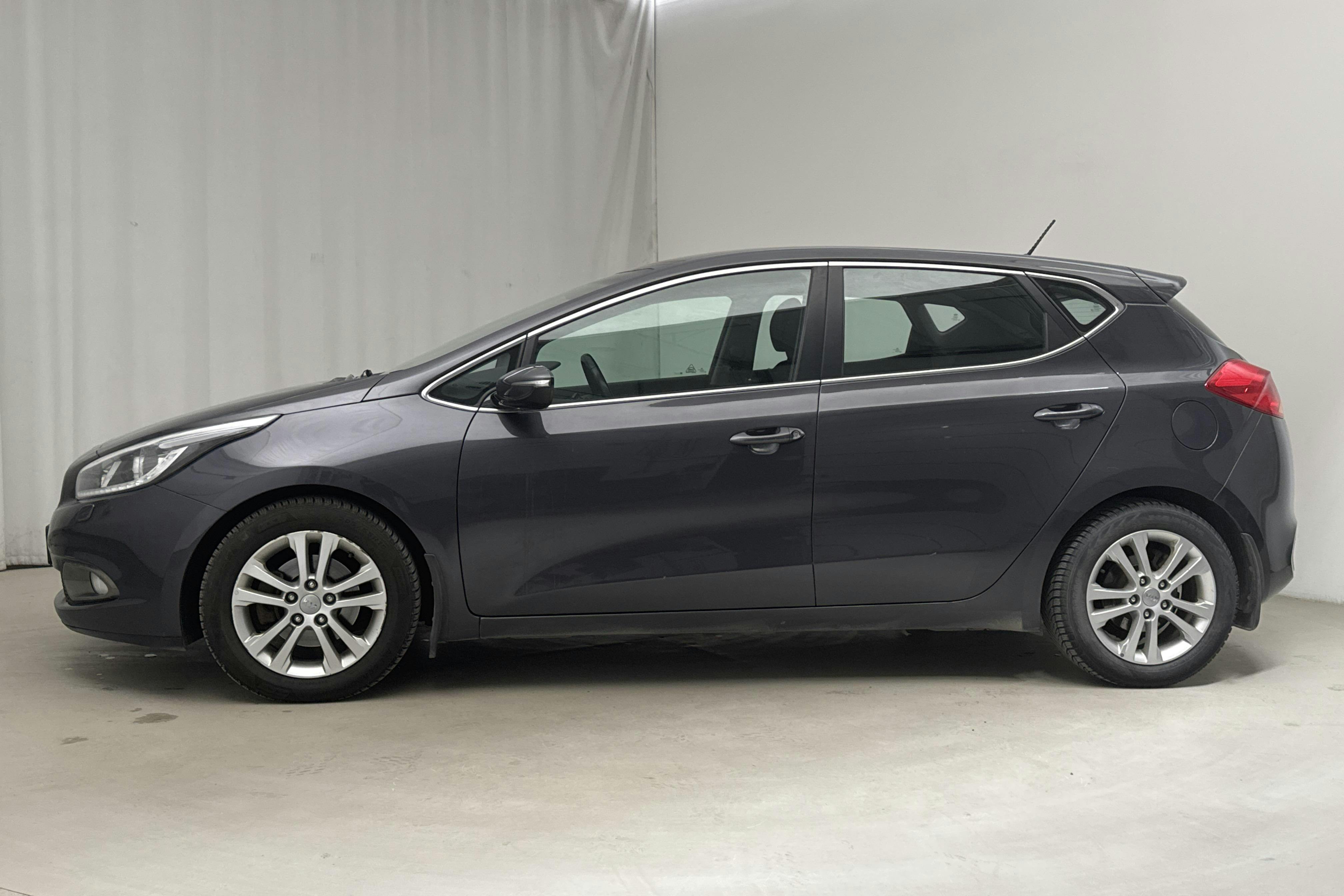 KIA Cee'd 1.6 CRDi 5dr (128hk) - 18 645 mil - Manuell - grå - 2013