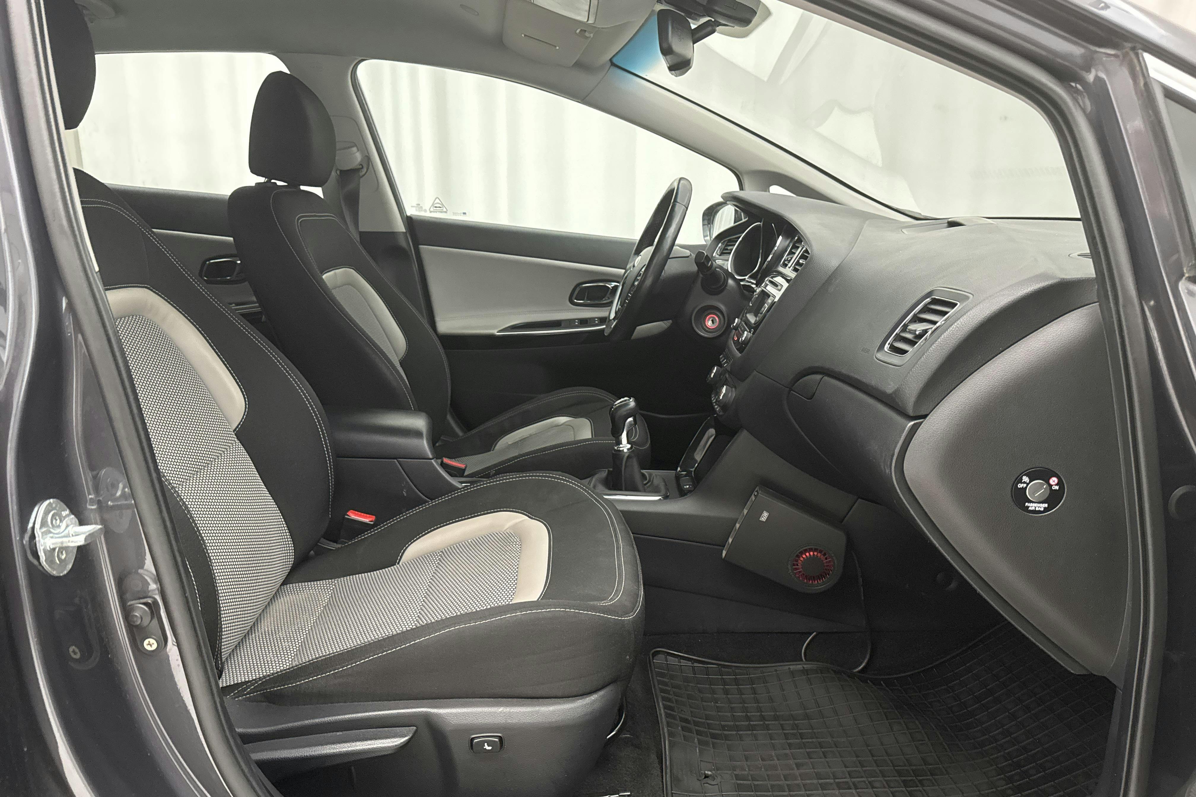 KIA Cee'd 1.6 CRDi 5dr (128hk) - 18 645 mil - Manuell - grå - 2013