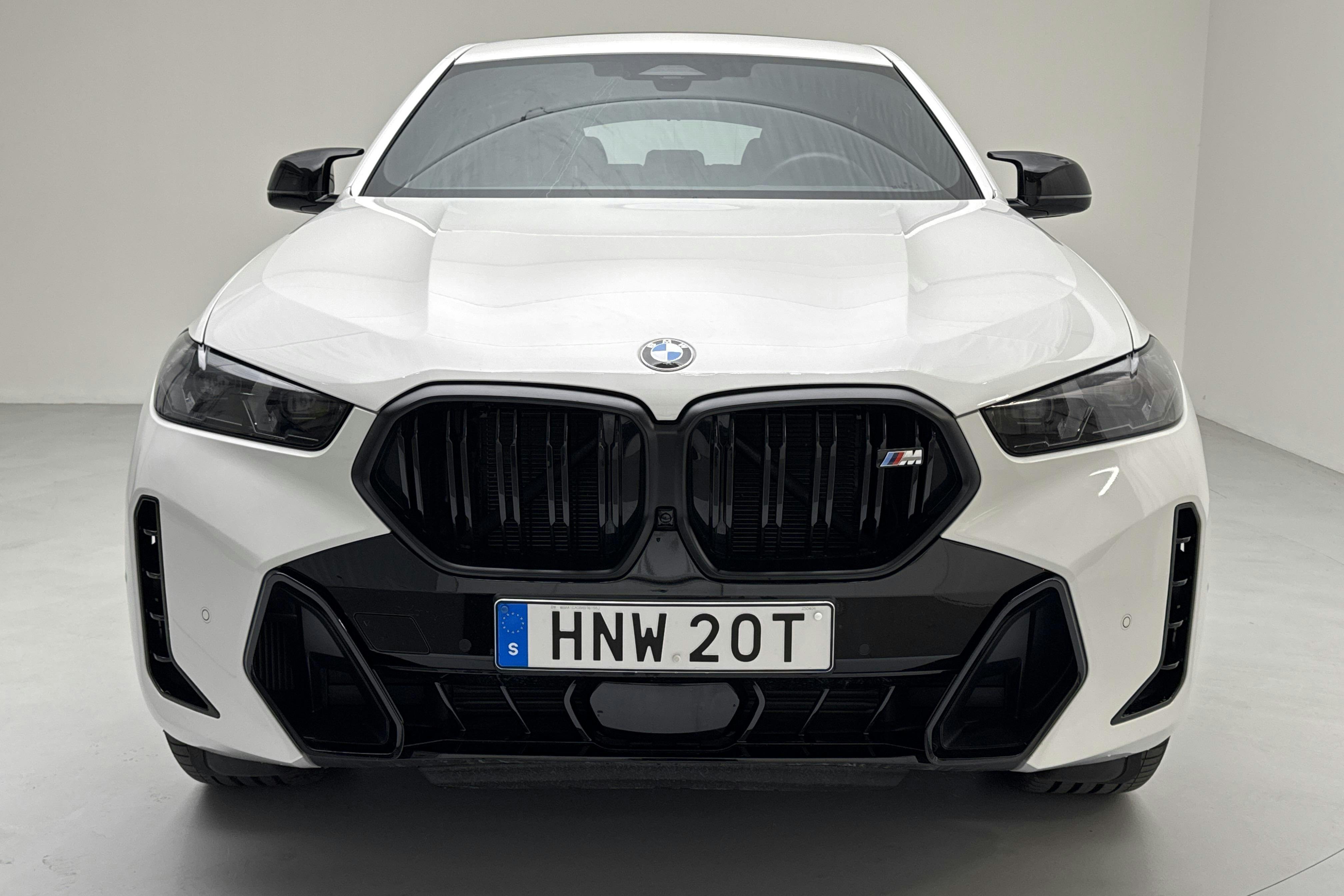 BMW X6 M60i xDrive (530hk) - 592 mil - Automat - vit - 2024