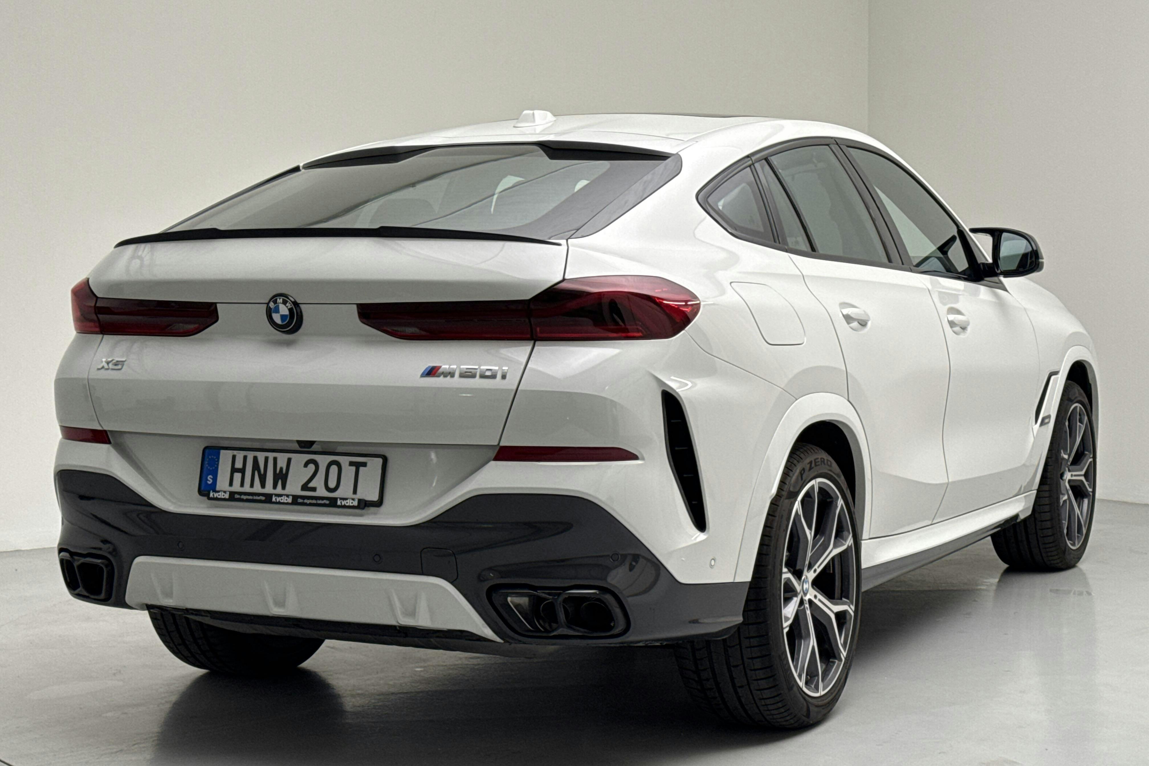 BMW X6 M60i xDrive (530hk) - 592 mil - Automat - vit - 2024