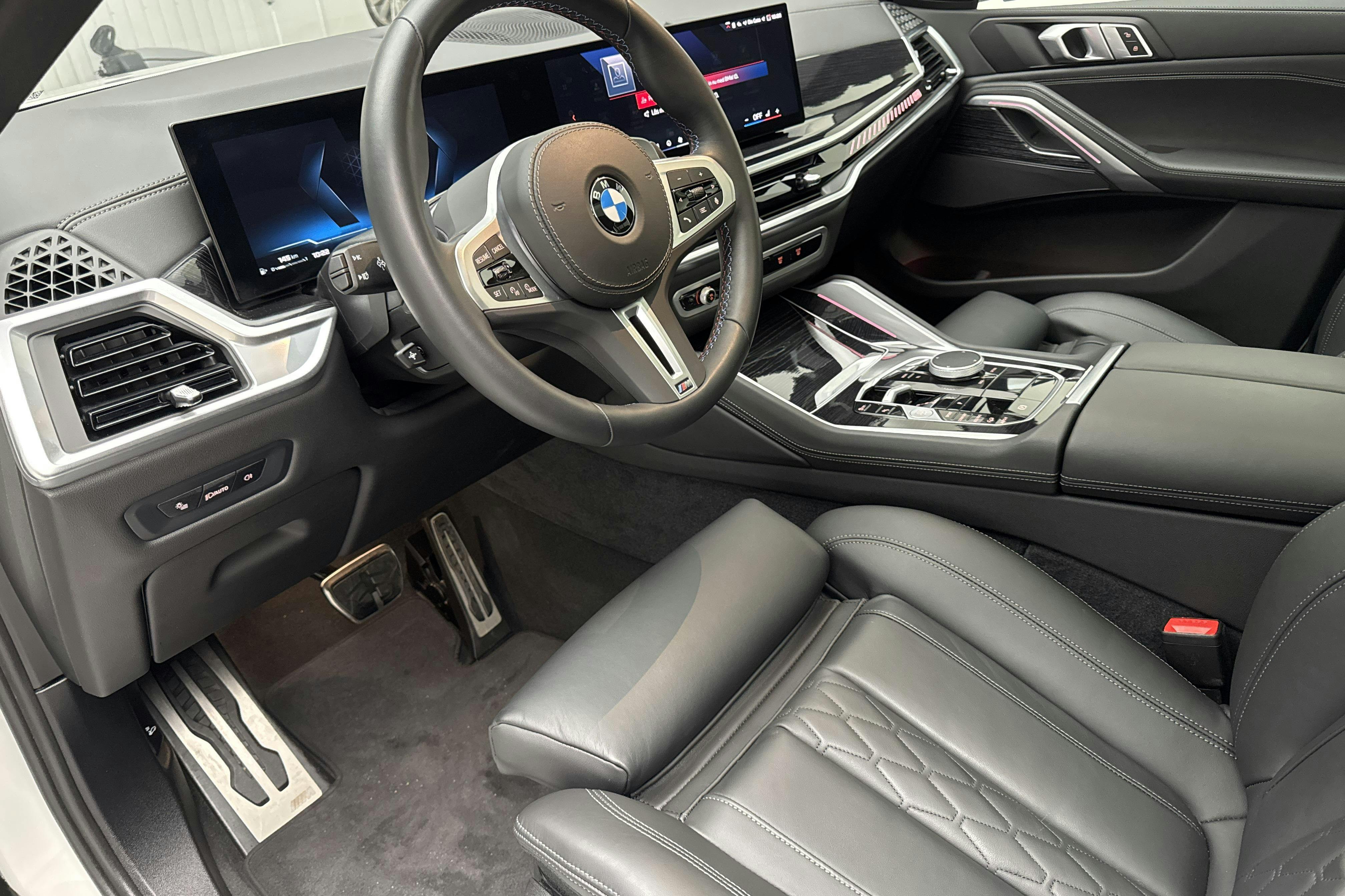 BMW X6 M60i xDrive (530hk) - 592 mil - Automat - vit - 2024