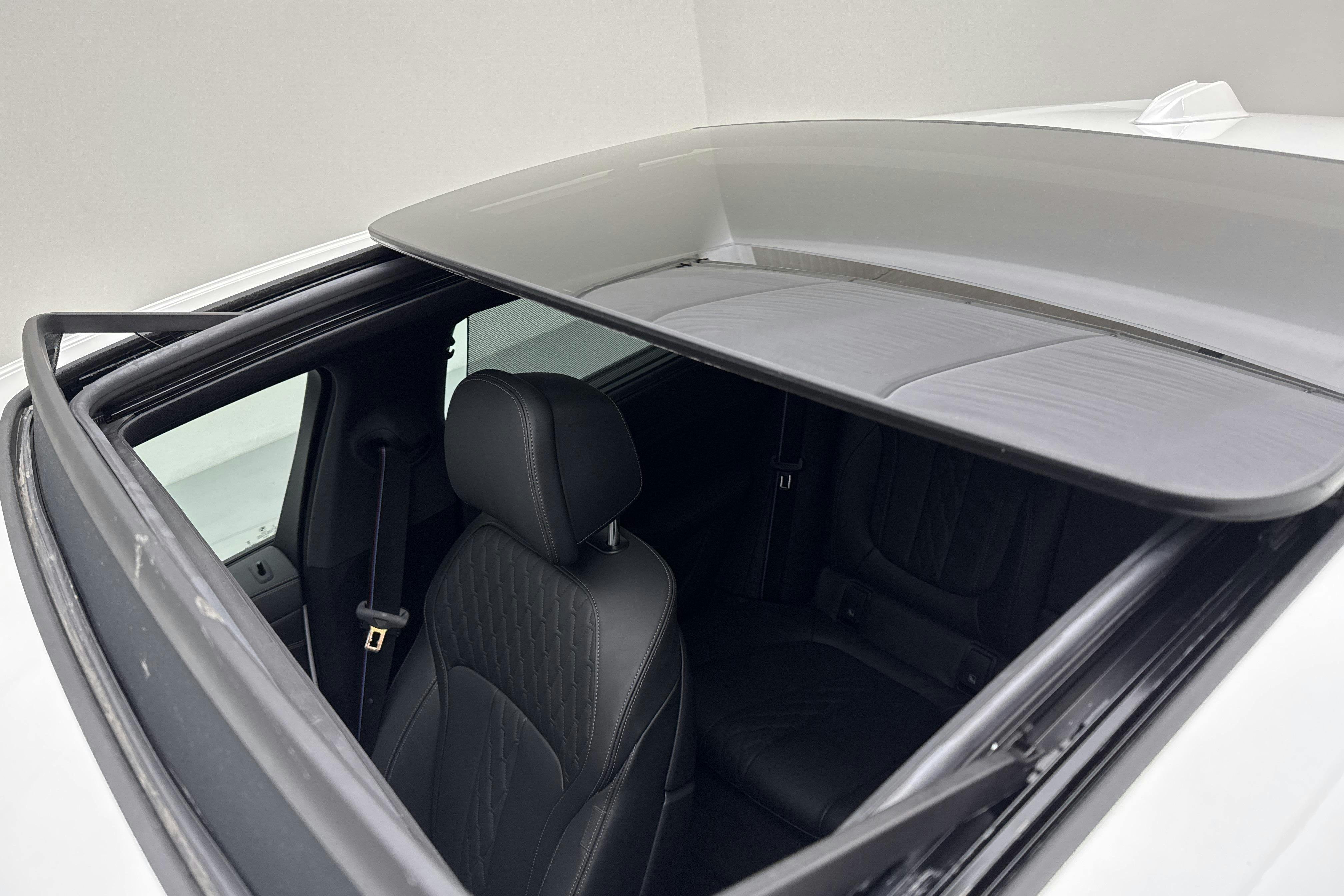 BMW X6 M60i xDrive (530hk) - 592 mil - Automat - vit - 2024
