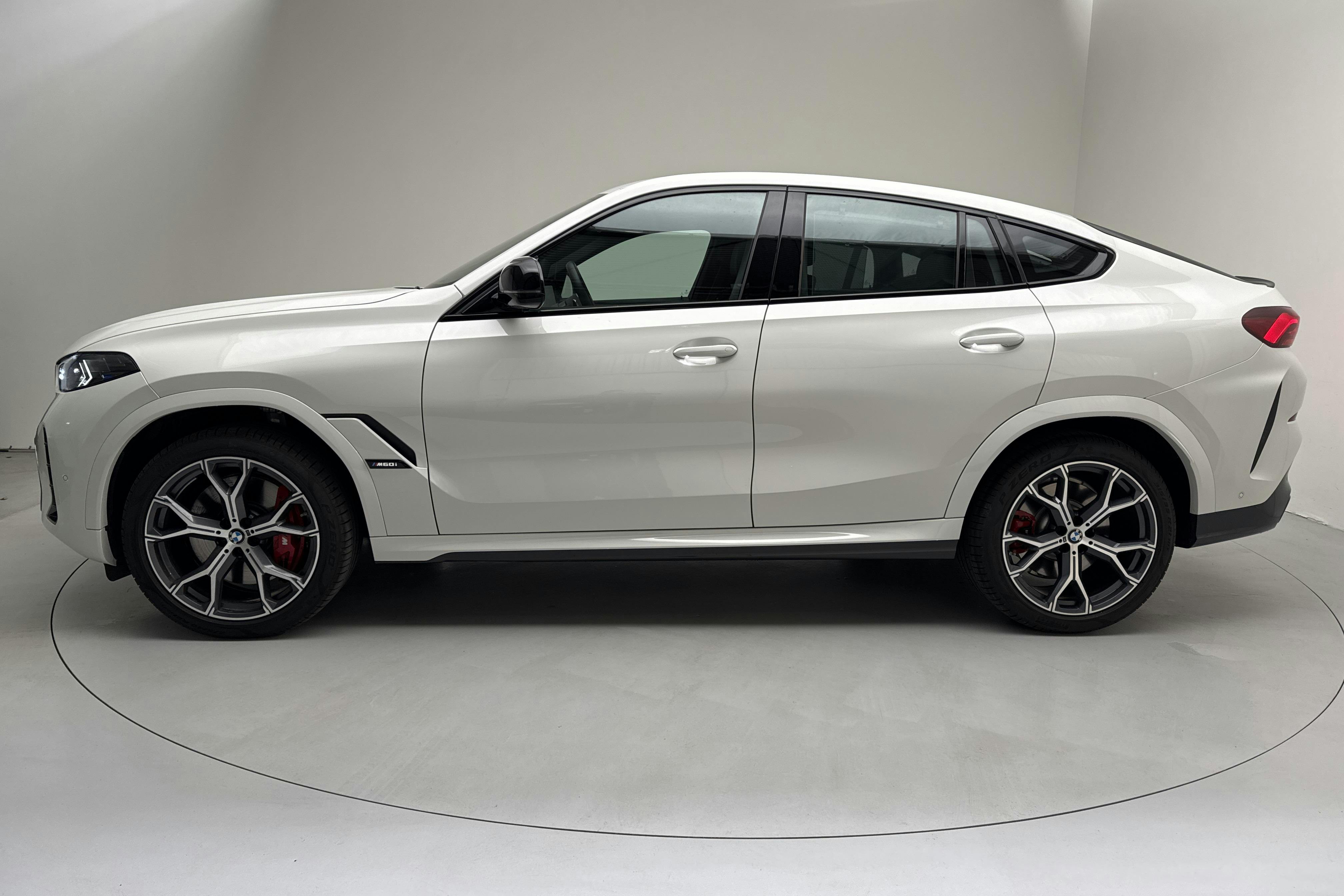 BMW X6 M60i xDrive (530hk) - 592 mil - Automat - vit - 2024