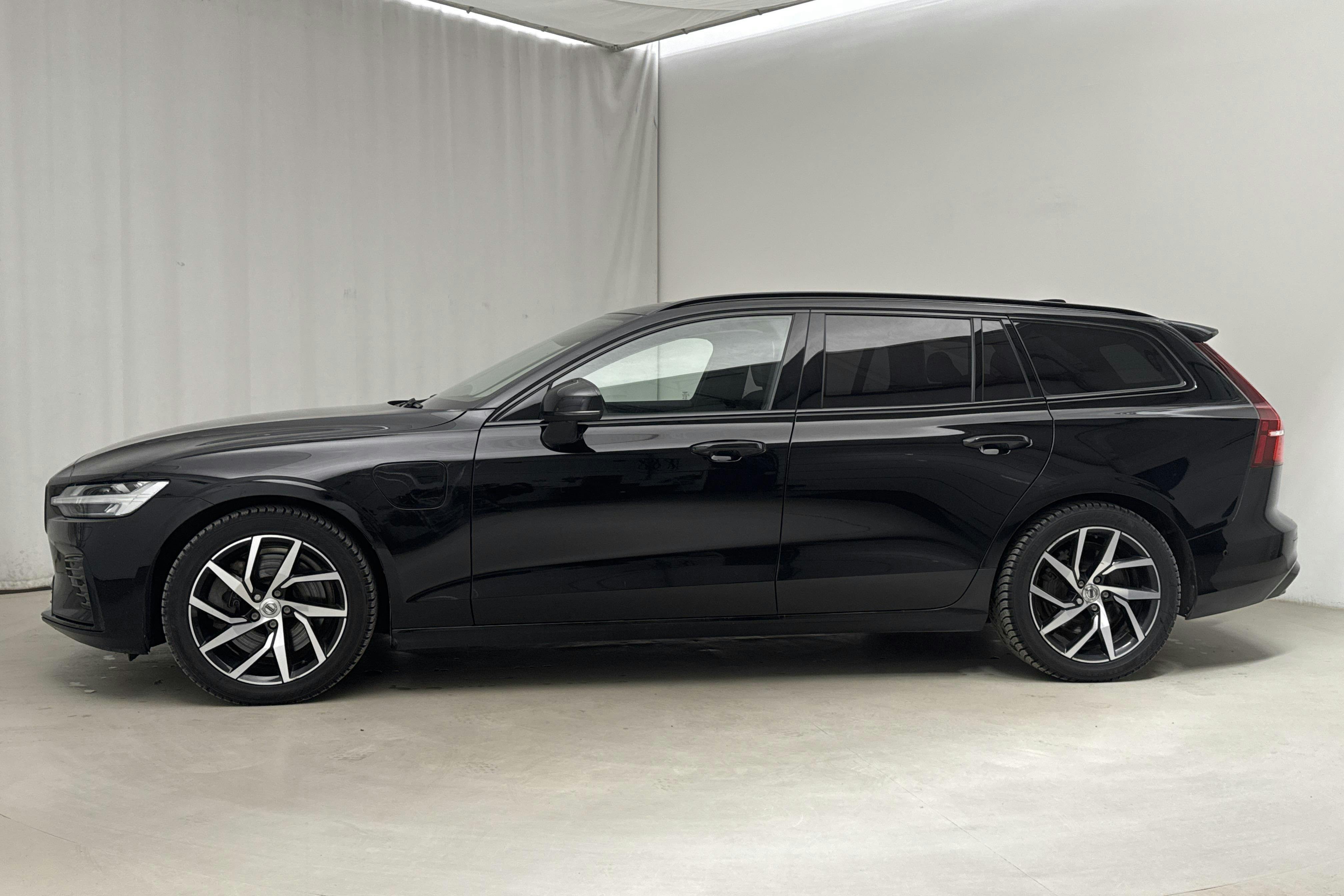 Volvo V60 T6 AWD Recharge (350hk) - 11 808 mil - Automat - svart - 2023