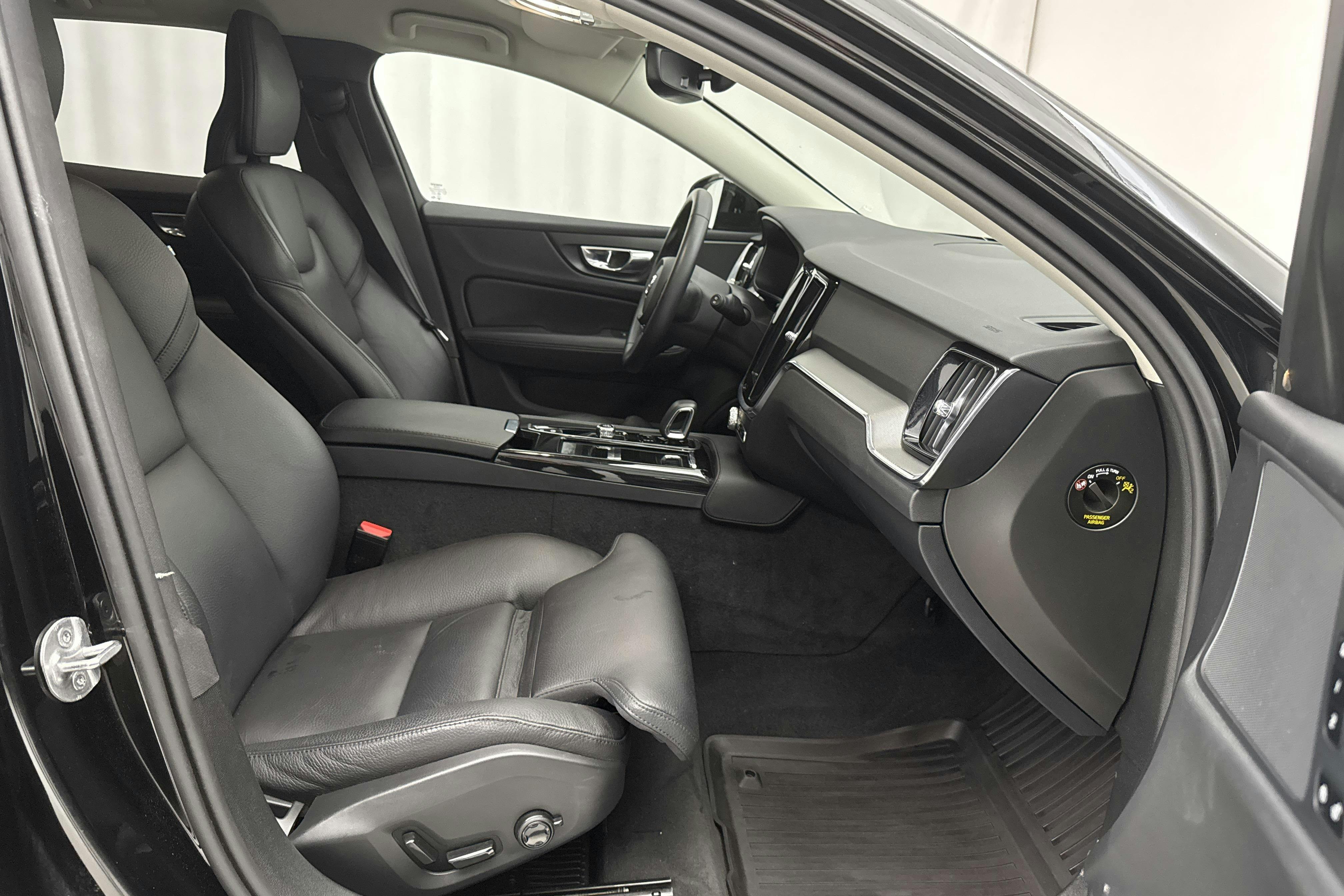 Volvo V60 T6 AWD Recharge (350hk) - 11 808 mil - Automat - svart - 2023