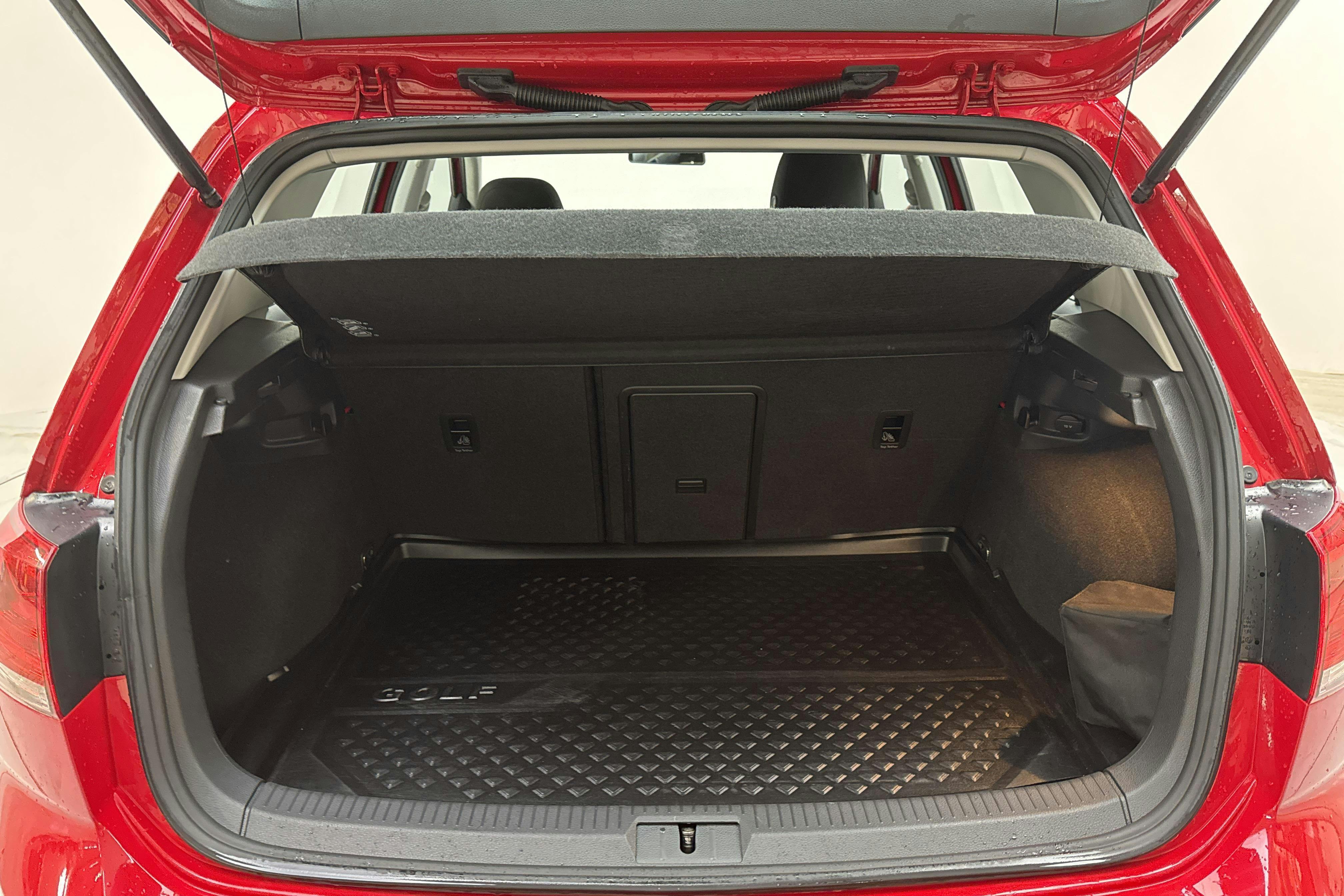 VW Golf VII 1.4 TGI 5dr (110hk) - 7 103 mil - Manuell - röd - 2016