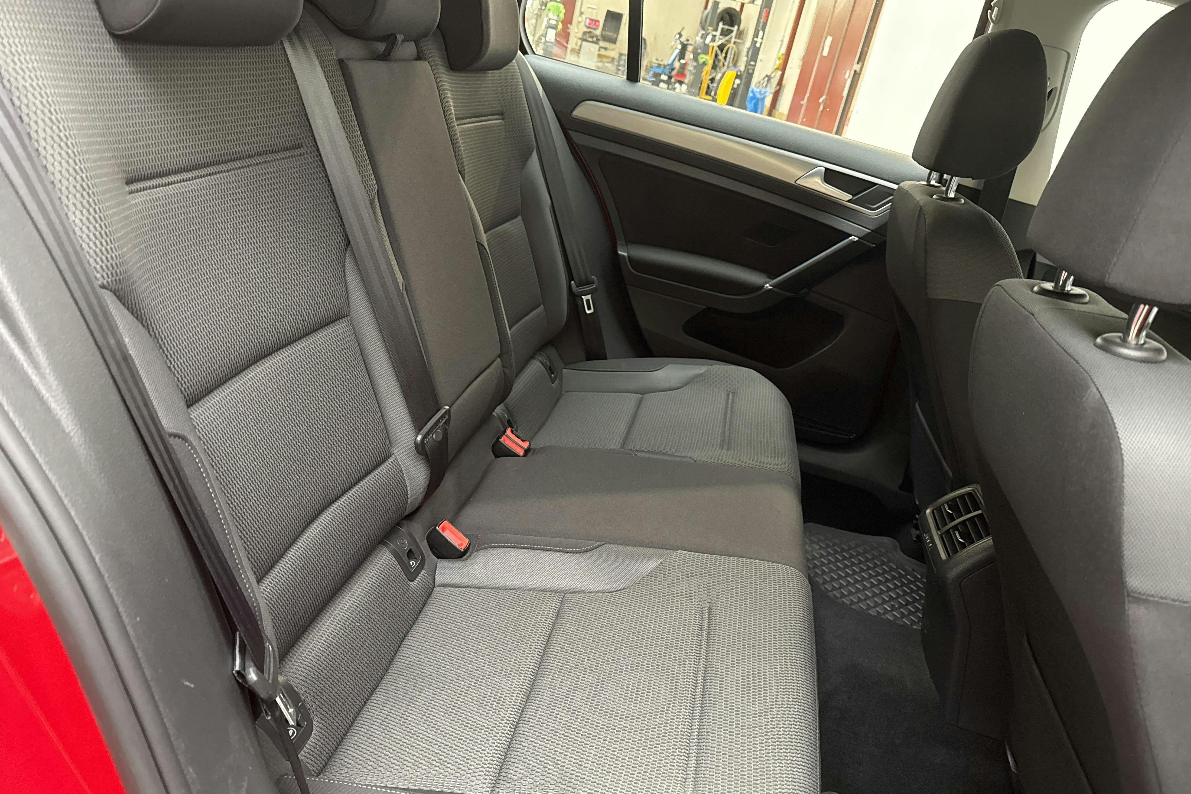 VW Golf VII 1.4 TGI 5dr (110hk) - 7 103 mil - Manuell - röd - 2016