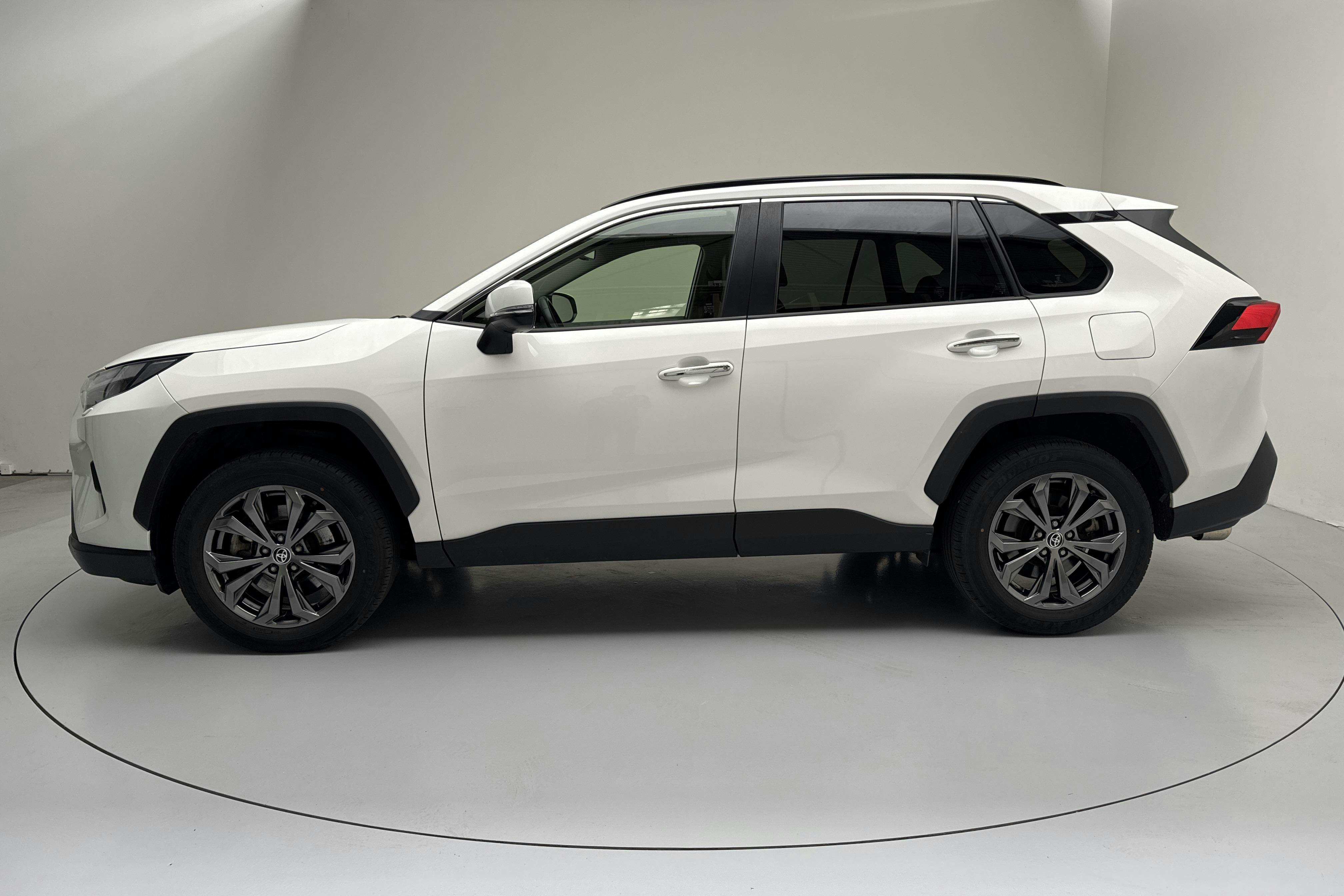 Toyota RAV4 2.5 HSD AWD (222hk) - 6 540 mil - Automat - vit - 2022