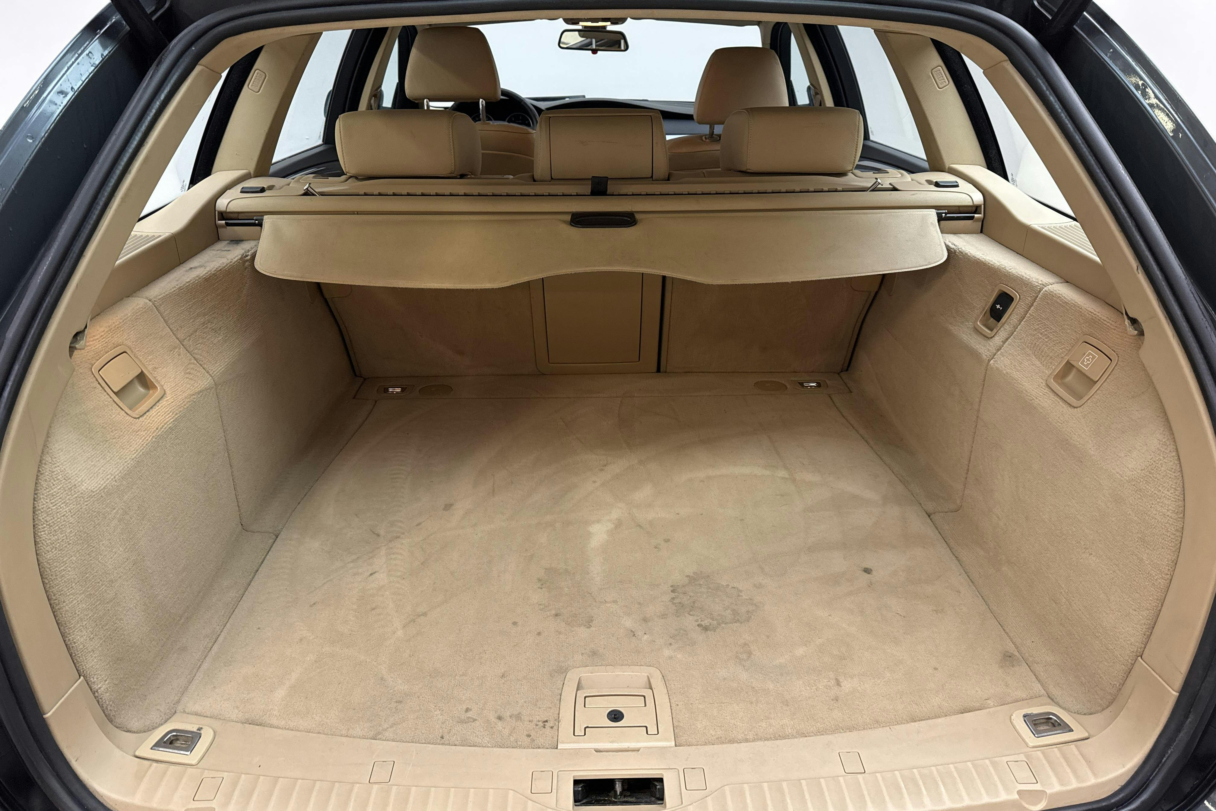 BMW 525d Touring, E61 (197hk) - 301 780 km - Automaatne - hall - 2007