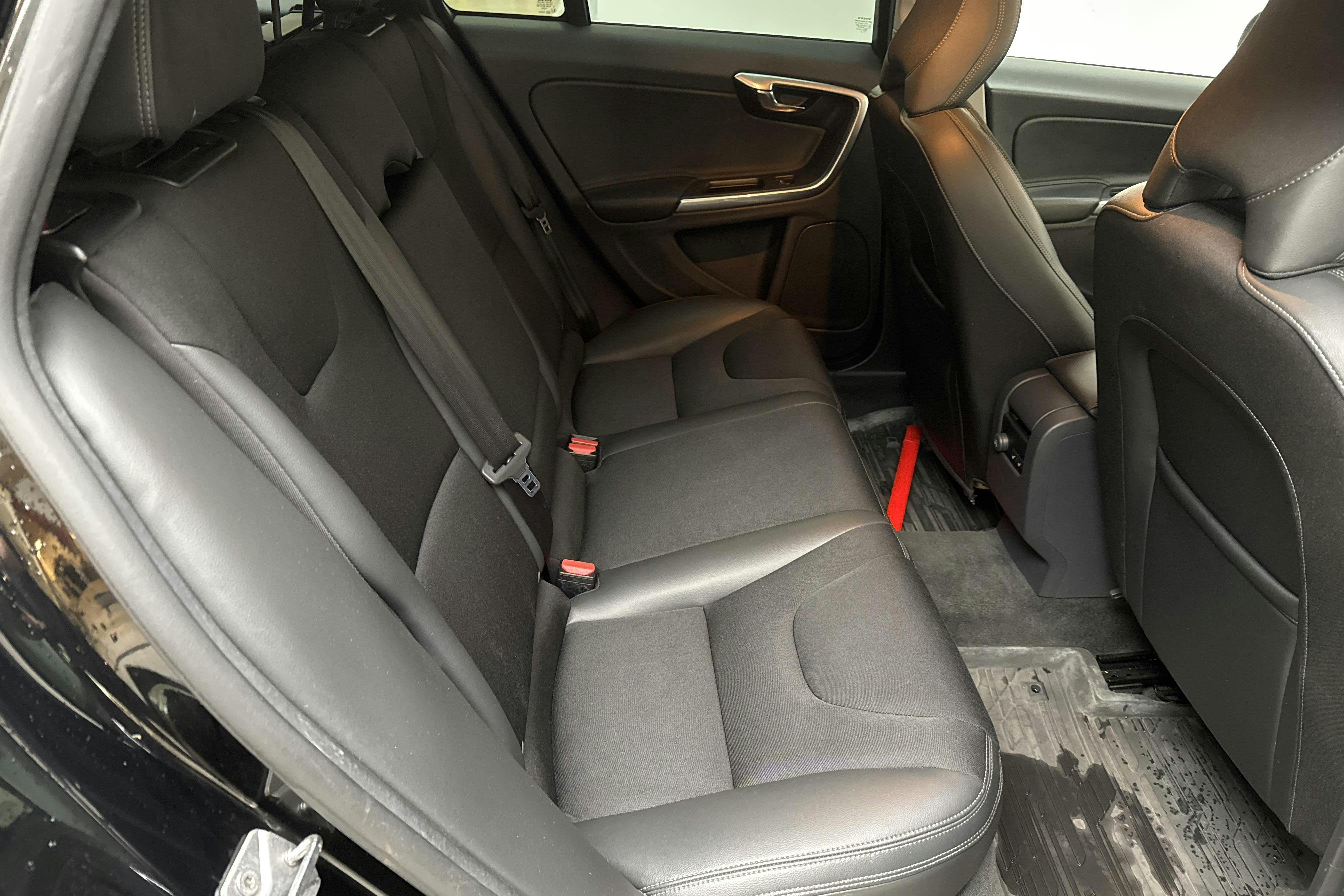 Volvo V60 T3 (152hk) - 116 290 km - Manual - black - 2017