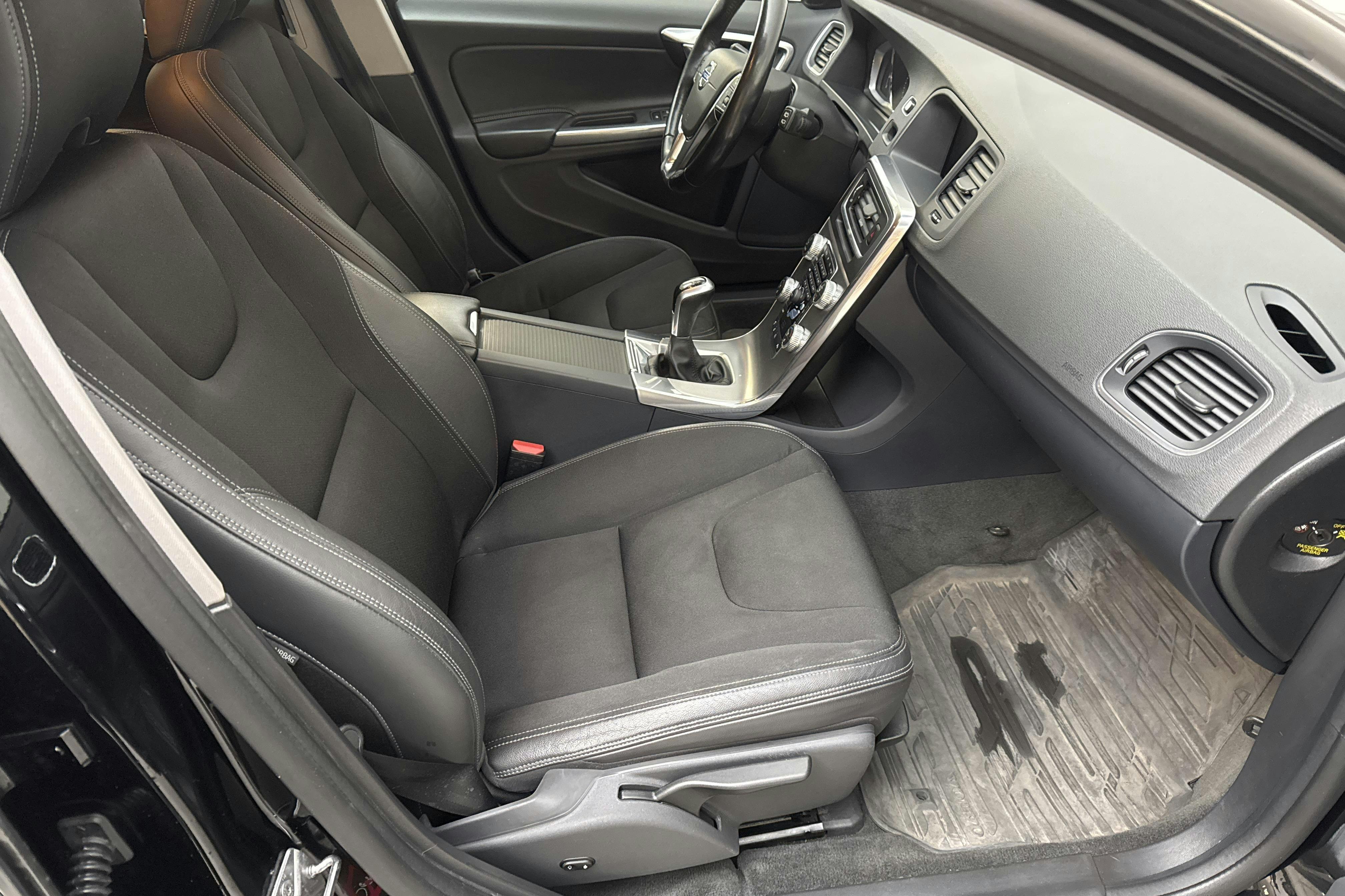 Volvo V60 T3 (152hk) - 116 290 km - Manual - black - 2017