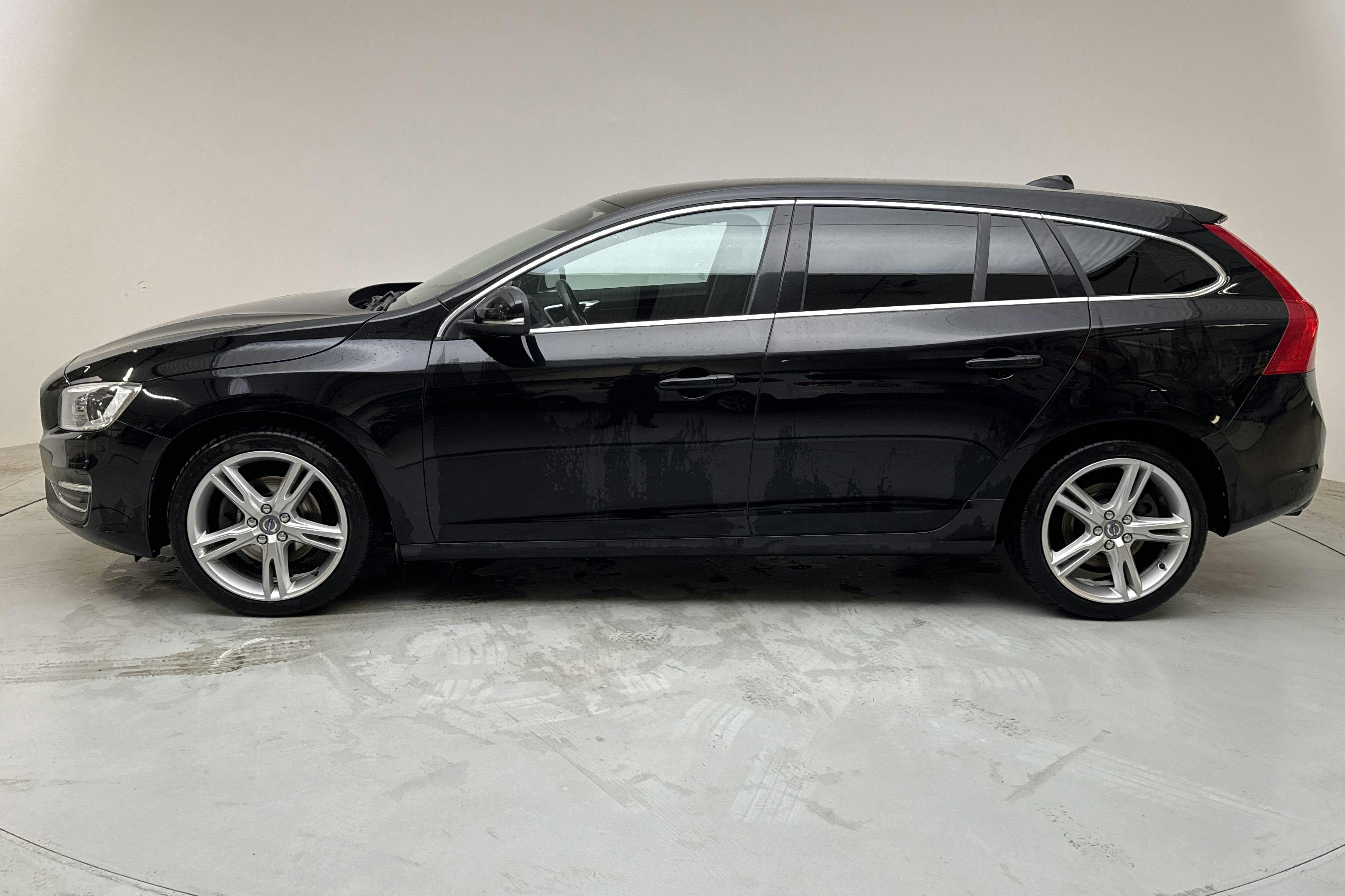 Volvo V60 T3 (152hk) - 116 290 km - Manual - black - 2017