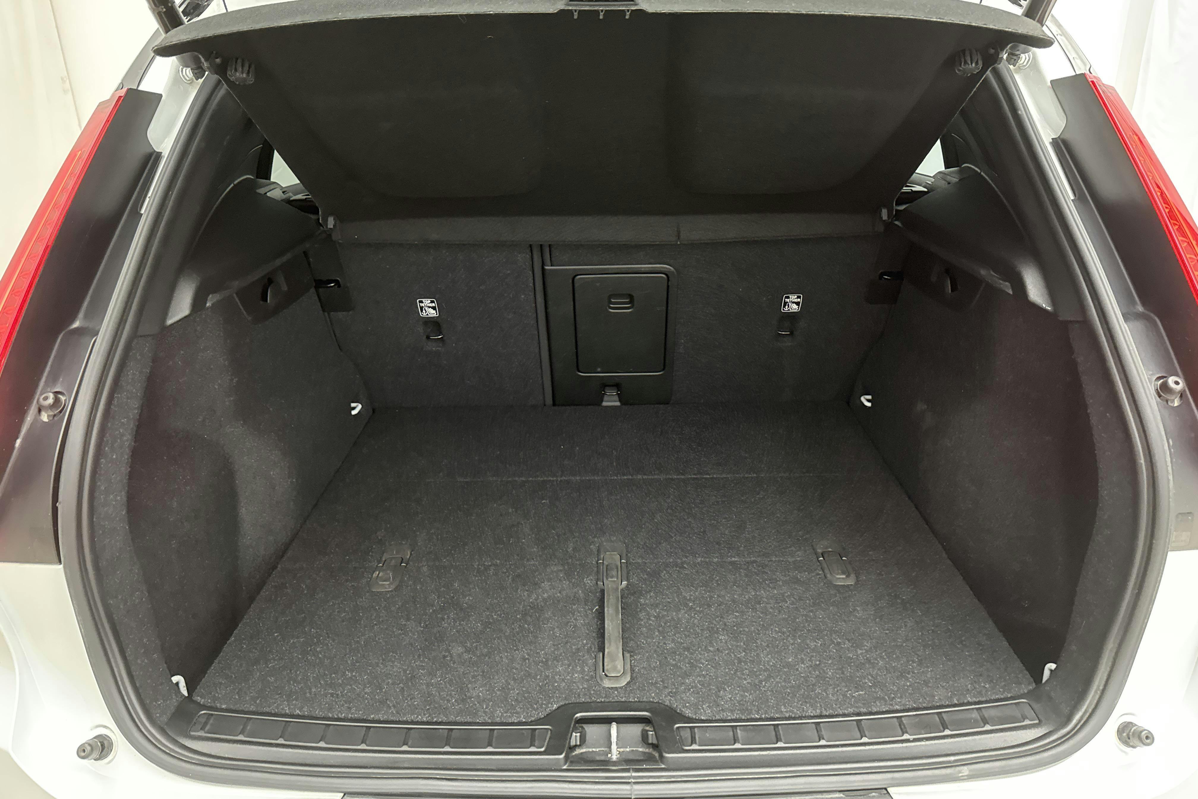 Volvo XC40 P6 Recharge (231hk) - 12 497 mil - Automat - vit - 2022