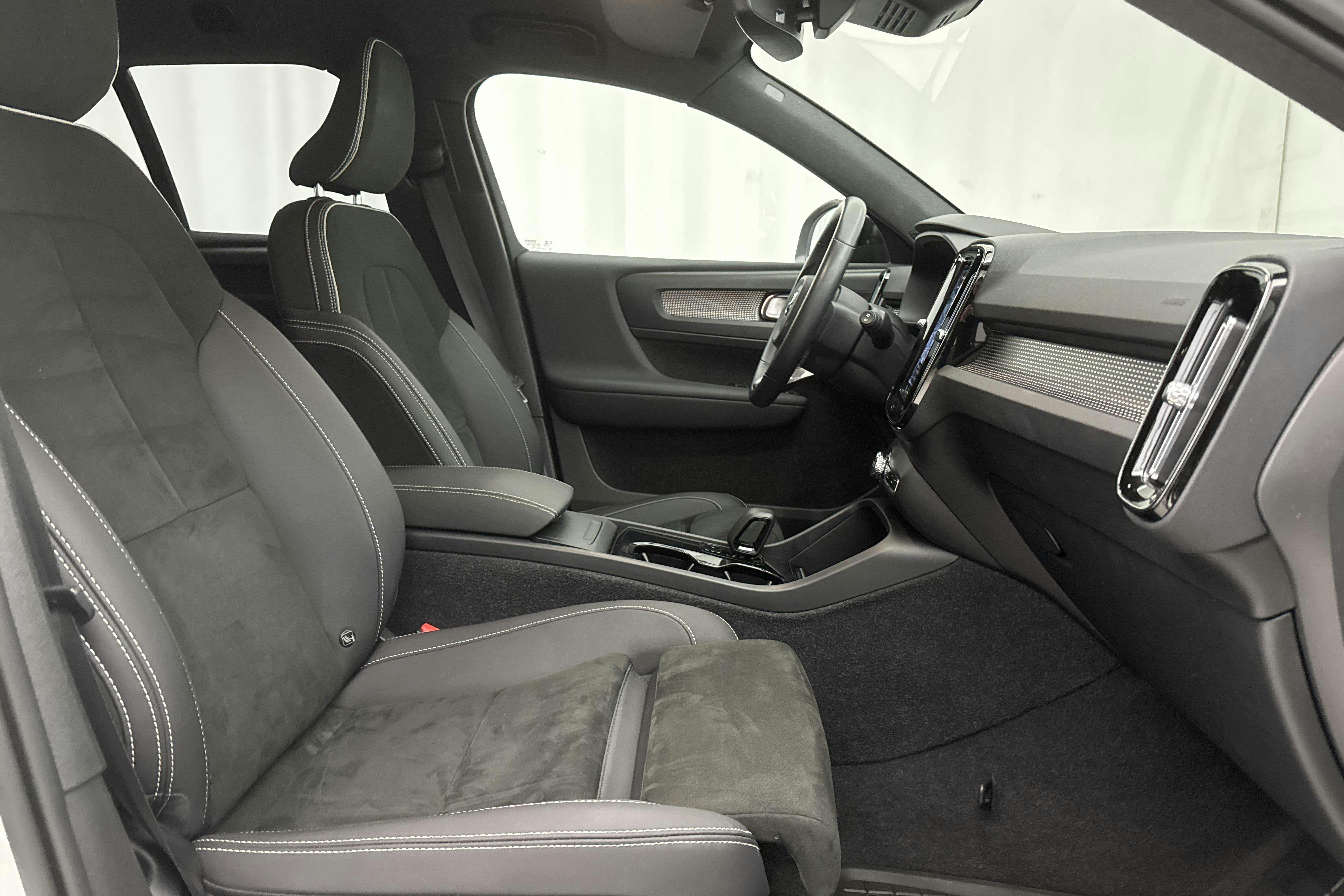 Volvo XC40 P6 Recharge (231hk) - 12 497 mil - Automat - vit - 2022