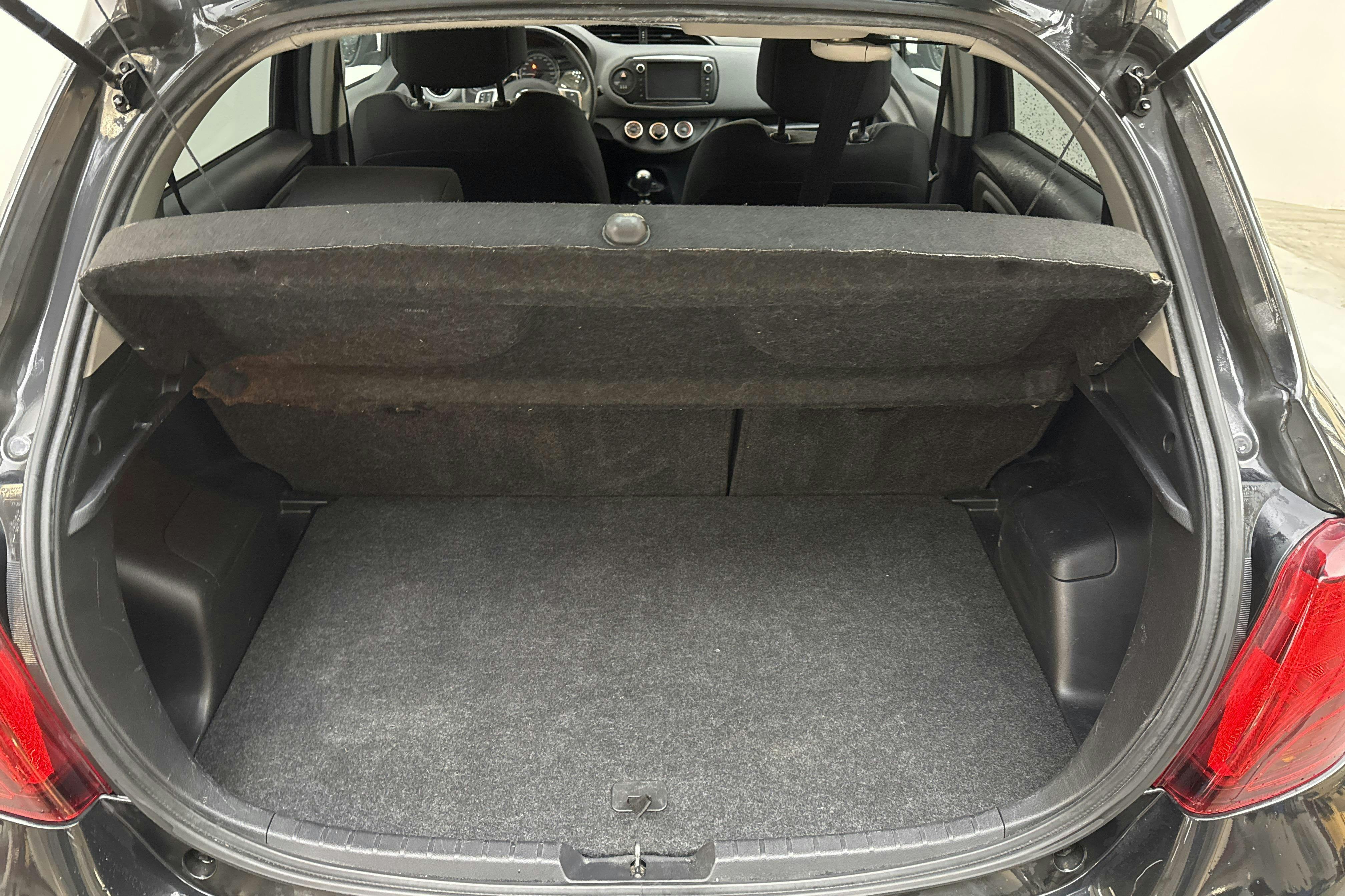Toyota Yaris 1.33 5dr (100hk) - 127 230 km - Manual - black - 2015