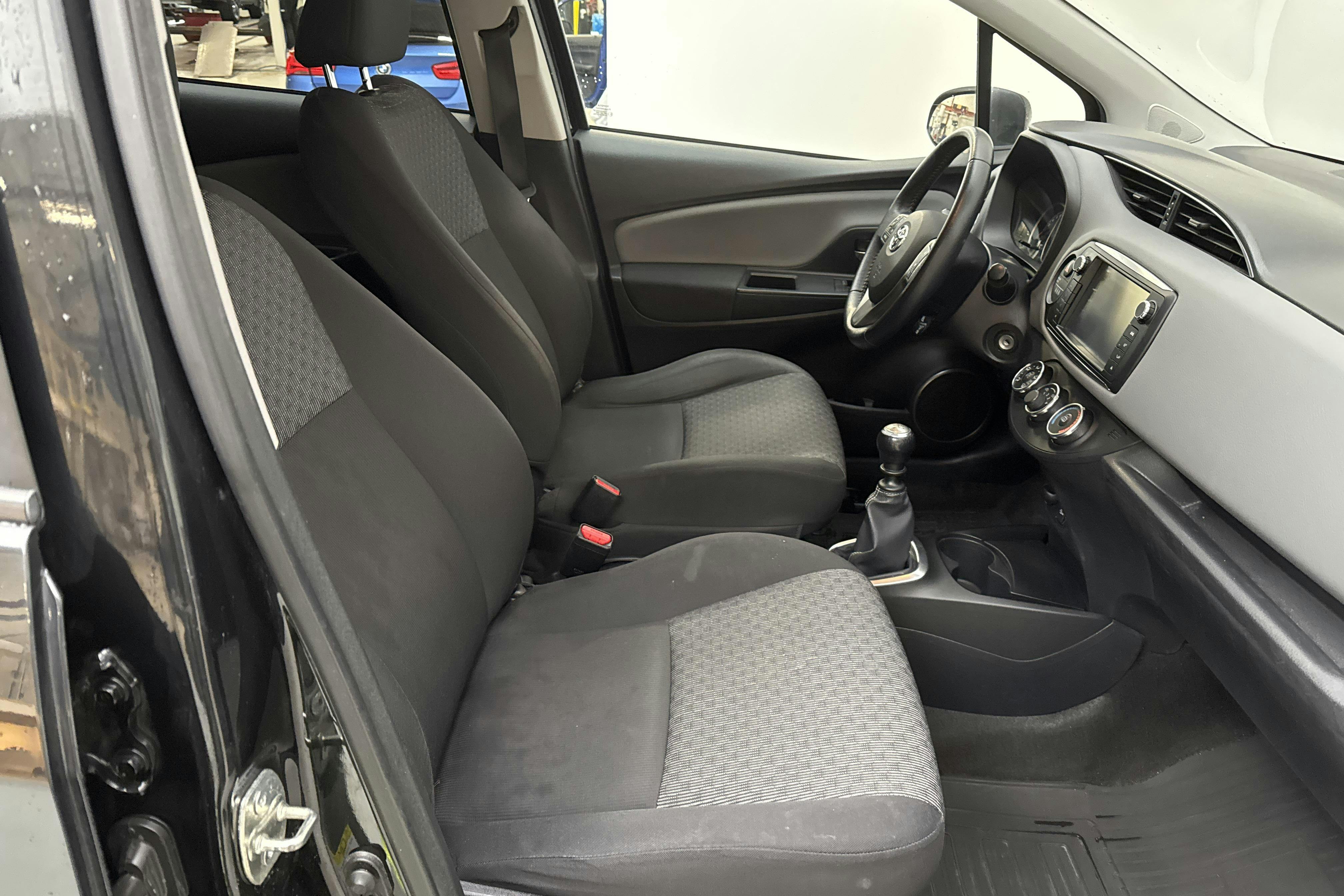 Toyota Yaris 1.33 5dr (100hk) - 127 230 km - Manual - black - 2015
