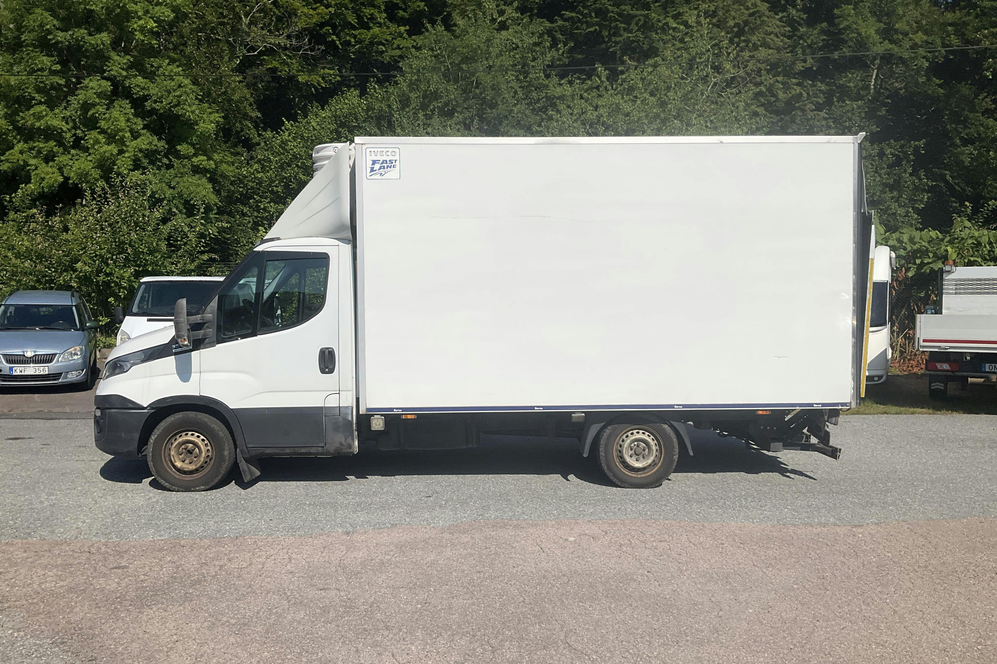 Presentationsfoto 2 av 14: Iveco Daily 35 3.0 Volymskåp (170hk) - 30 933 mil - Automat - vit - 2016