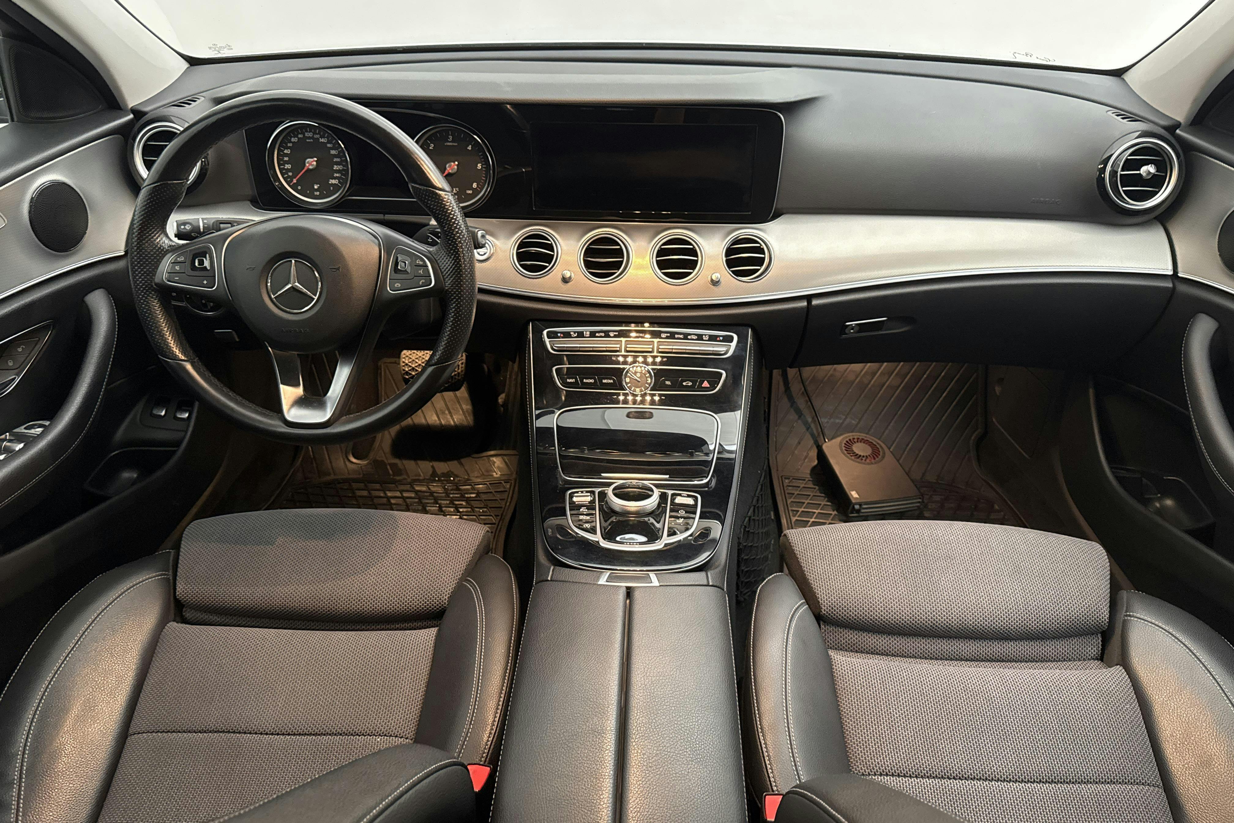 Mercedes E 220 d Kombi S213 (194hk) - 123 190 km - Automatic - silver - 2018
