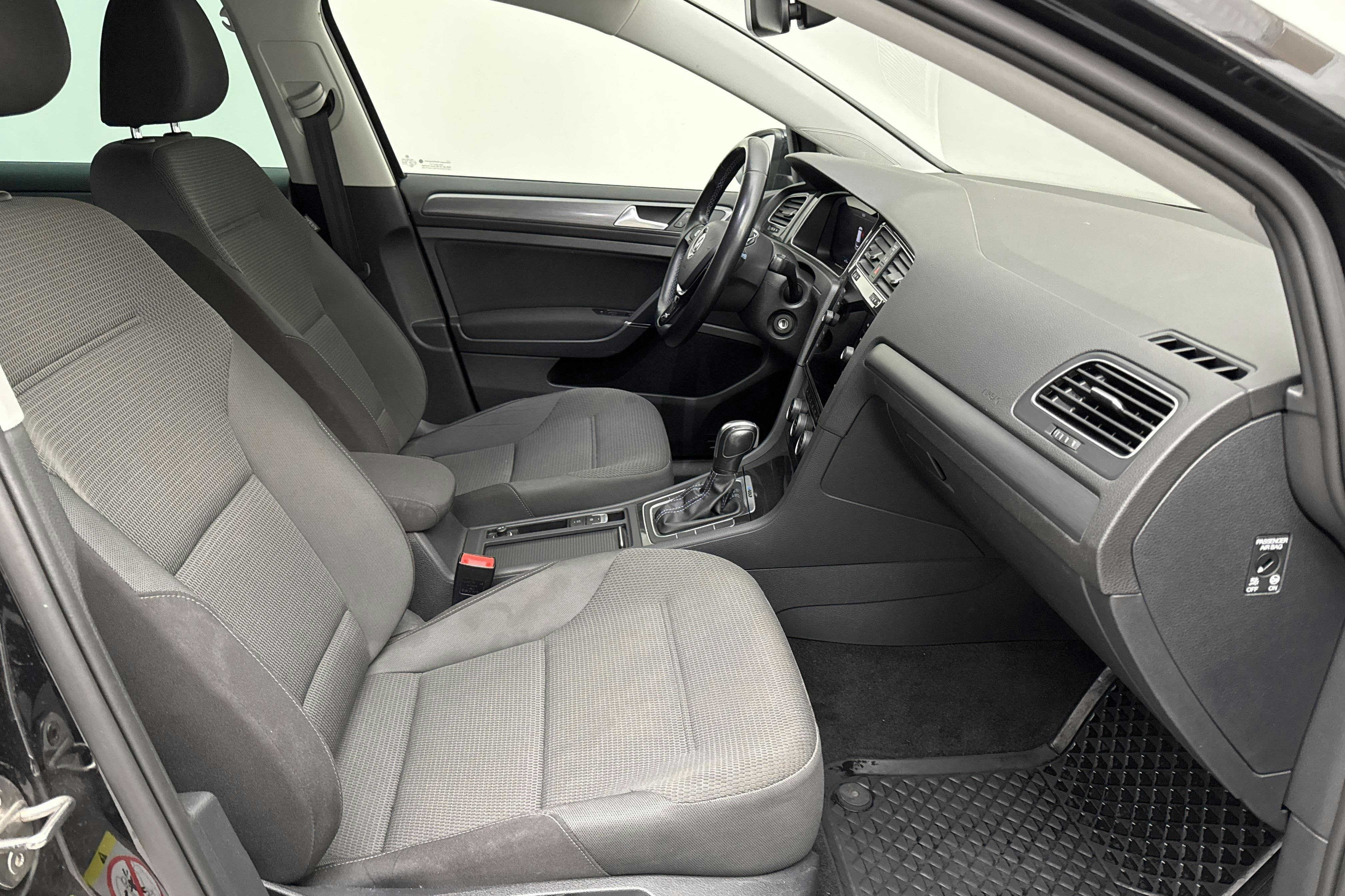 VW e-Golf VII 5dr (136hk) - 9 623 mil - Automat - svart - 2020