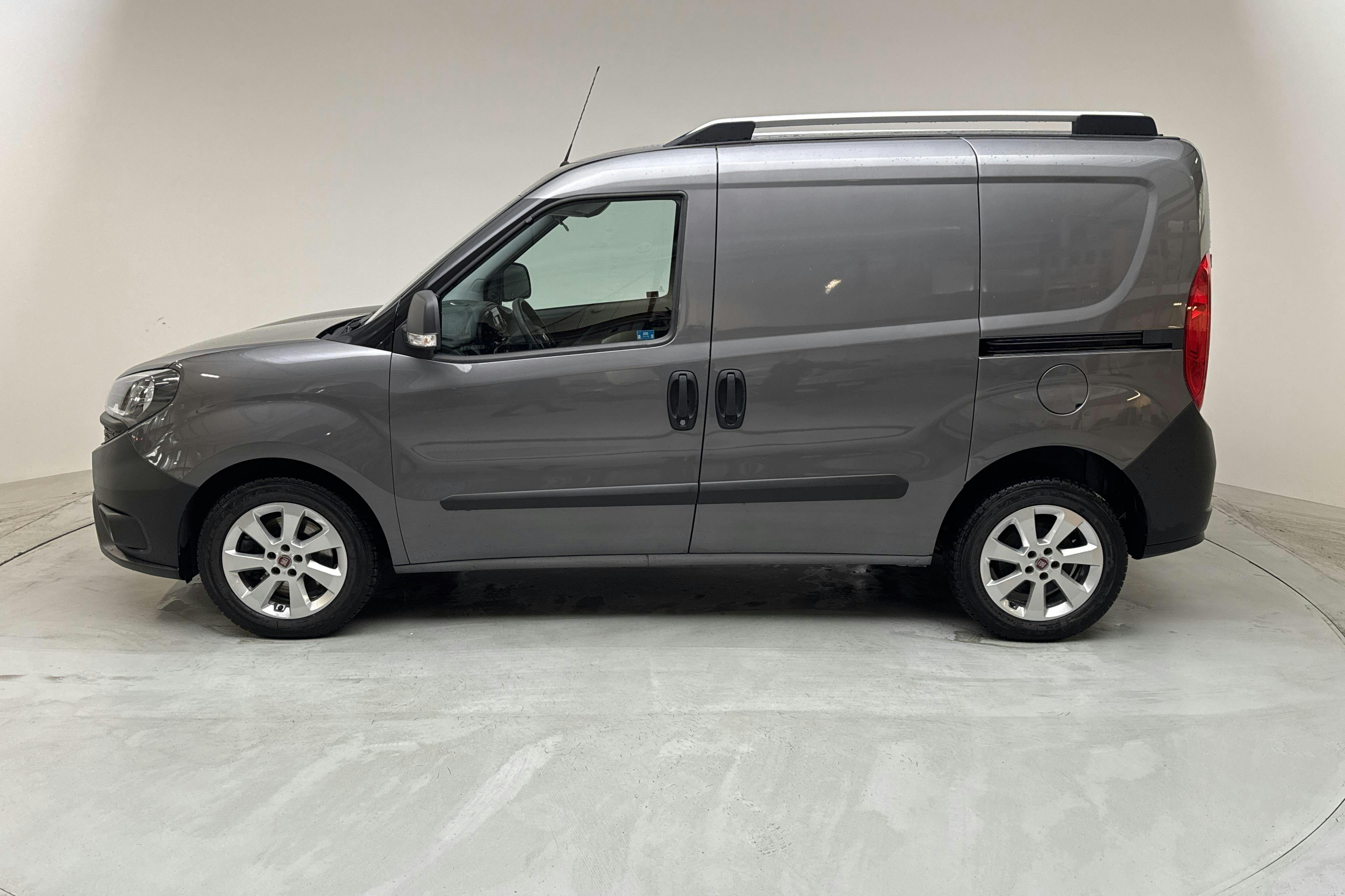 Fiat Doblo Cargo 1.4T CNG (120hk) - 5 367 mil - Manuell - grå - 2019
