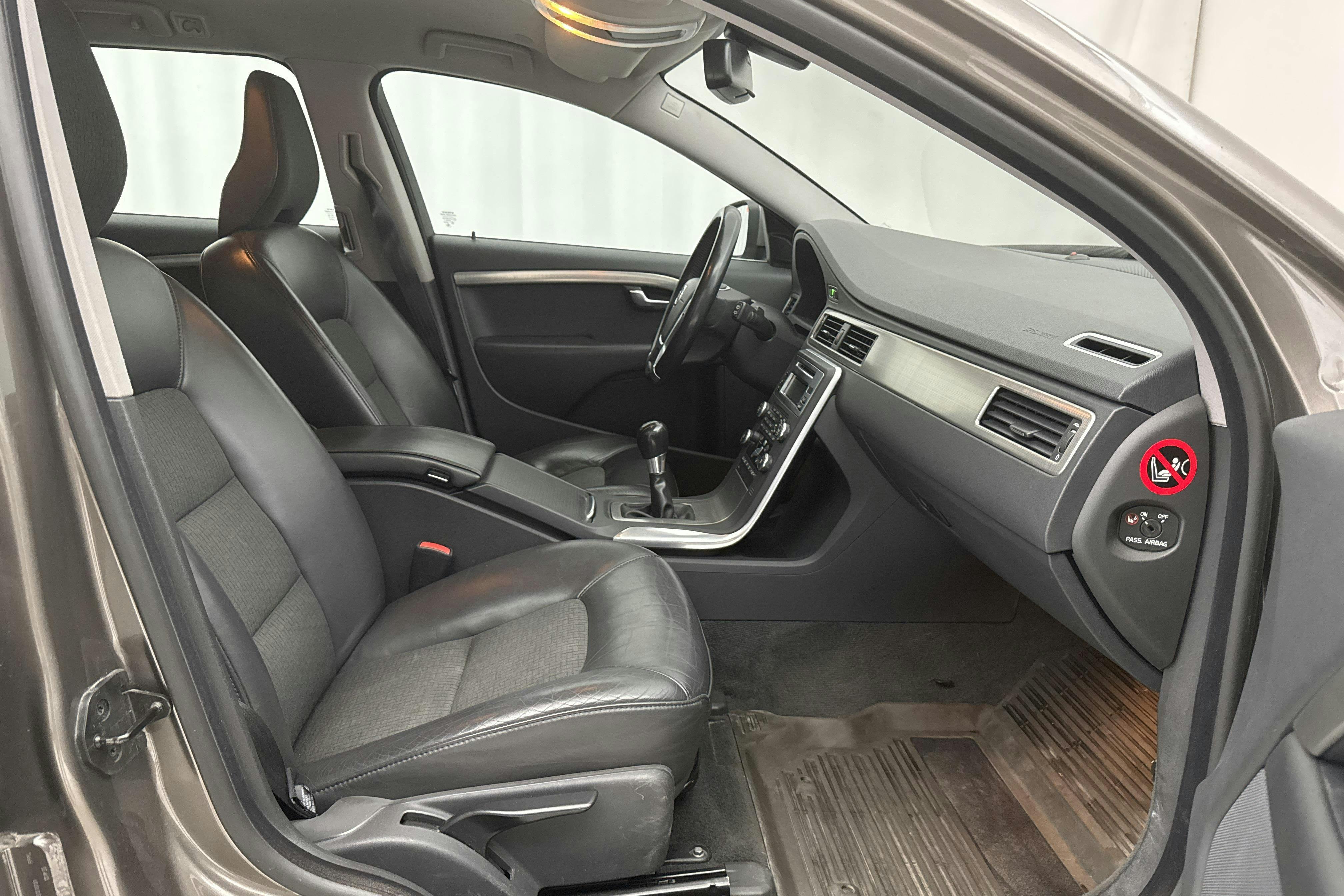 Volvo V70 II D3 (163hk) - 20 823 mil - Manuell - grå - 2011