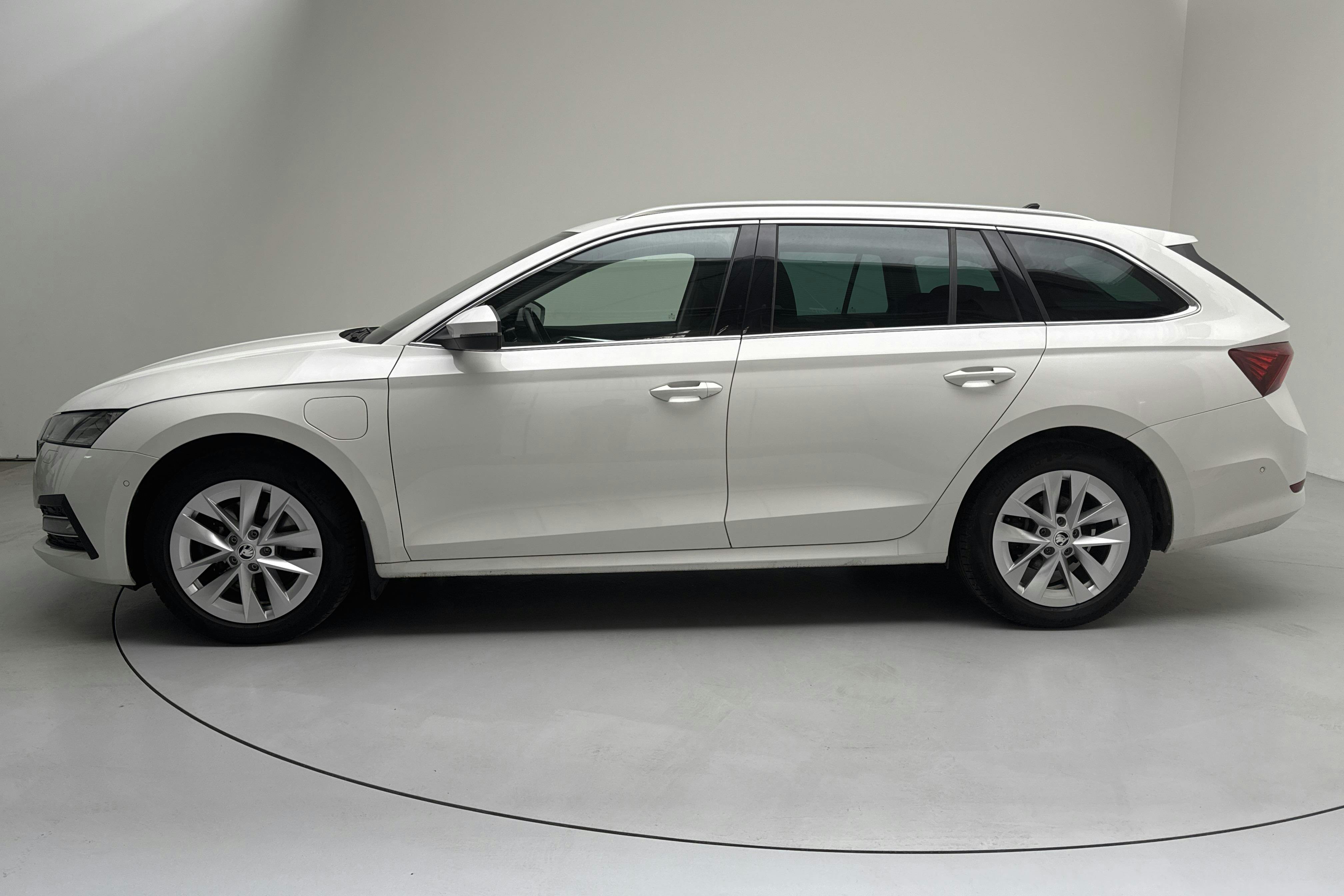 Skoda Octavia 1.4 iV PHEV Combi (204hk) - 9 342 mil - Automat - vit - 2022
