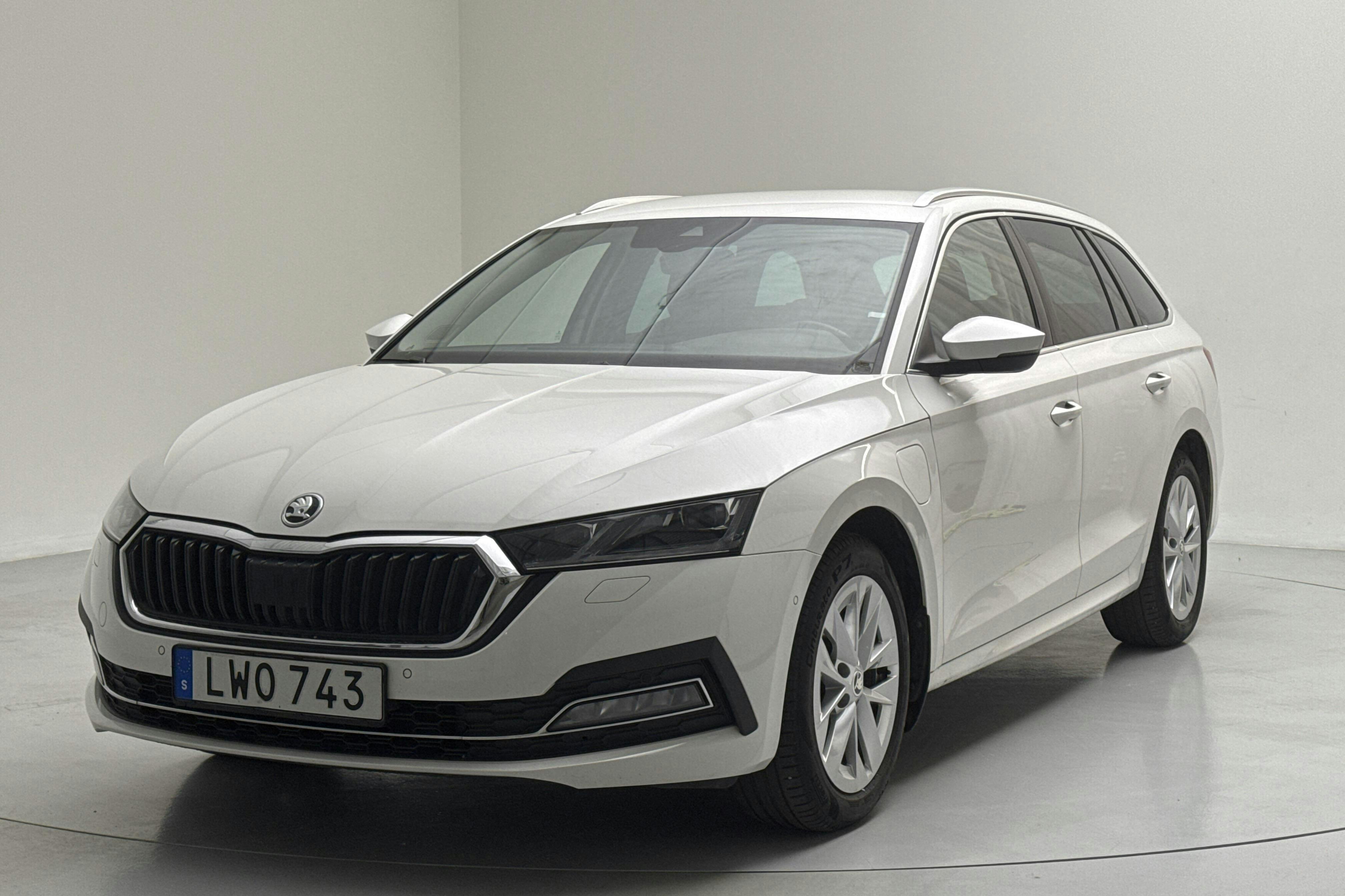 Skoda Octavia 1.4 iV PHEV Combi (204hk) - 9 342 mil - Automat - vit - 2022