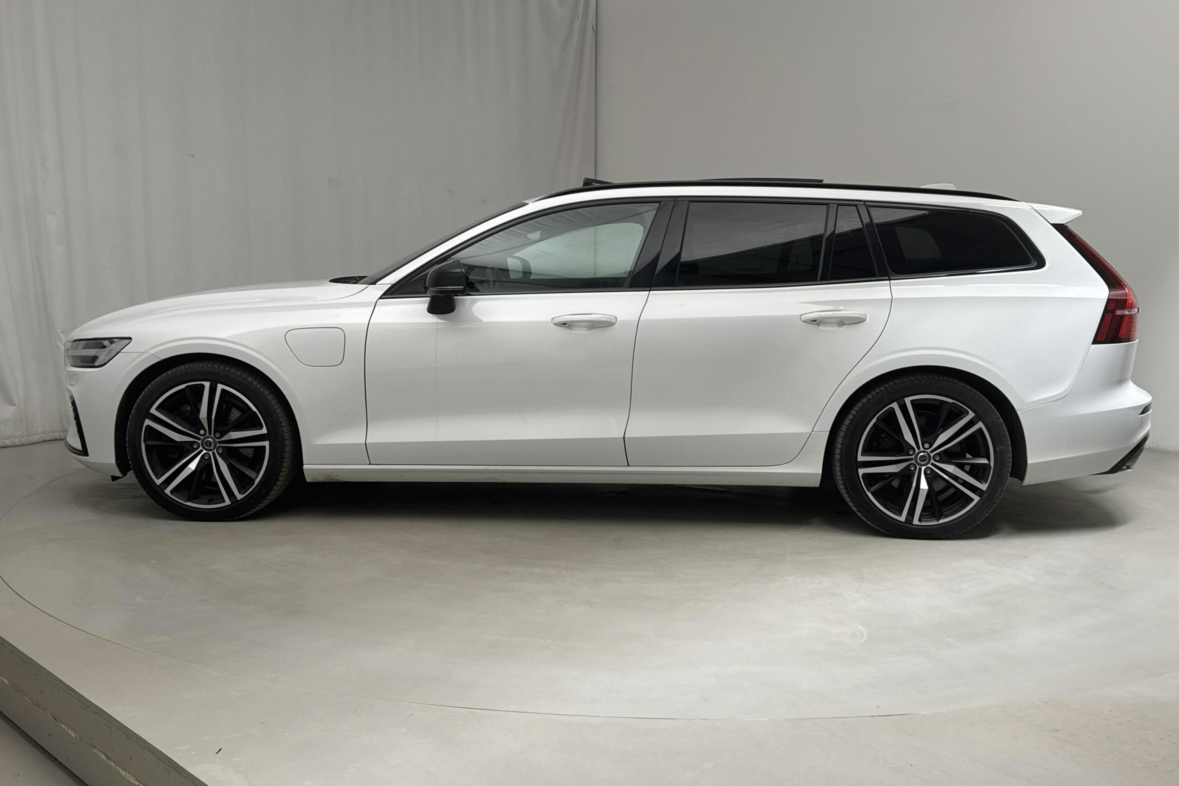 Volvo V60 T6 AWD Twin Engine (340hk) - 85 760 km - Automaatne - valge - 2021