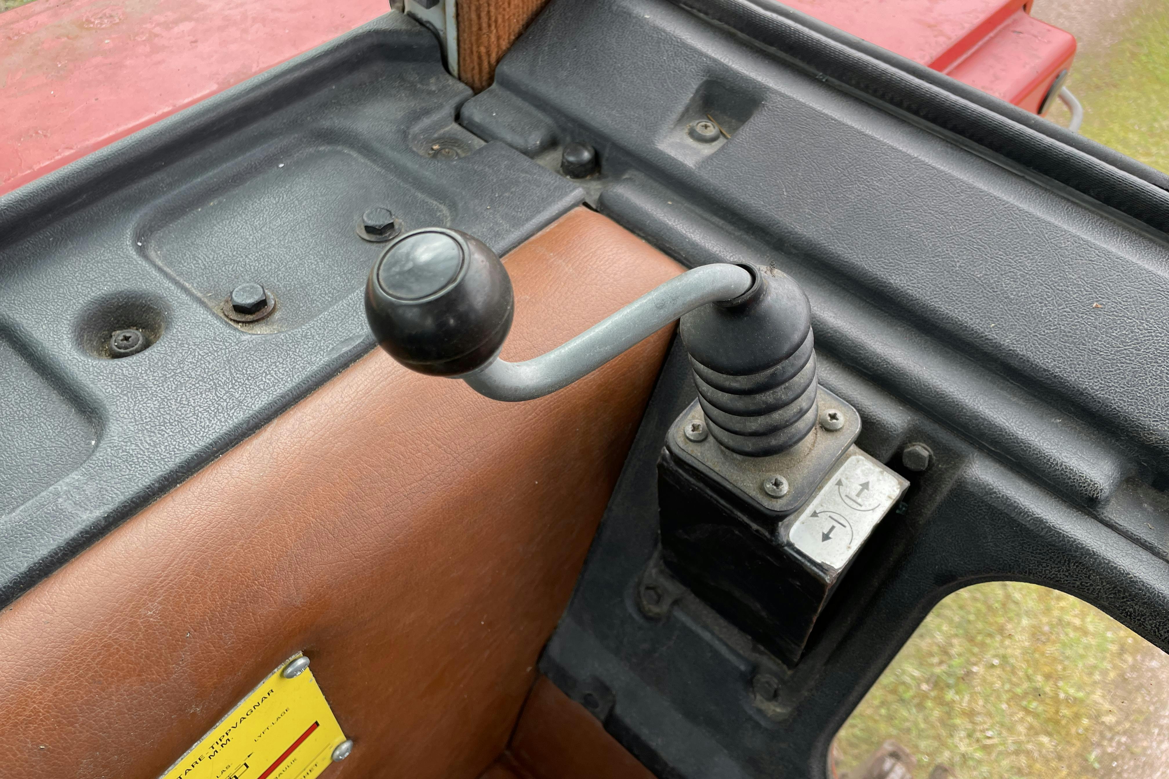 MASSEY FERGUSON 690 4WD -  - Käsitsi - punane - 1985