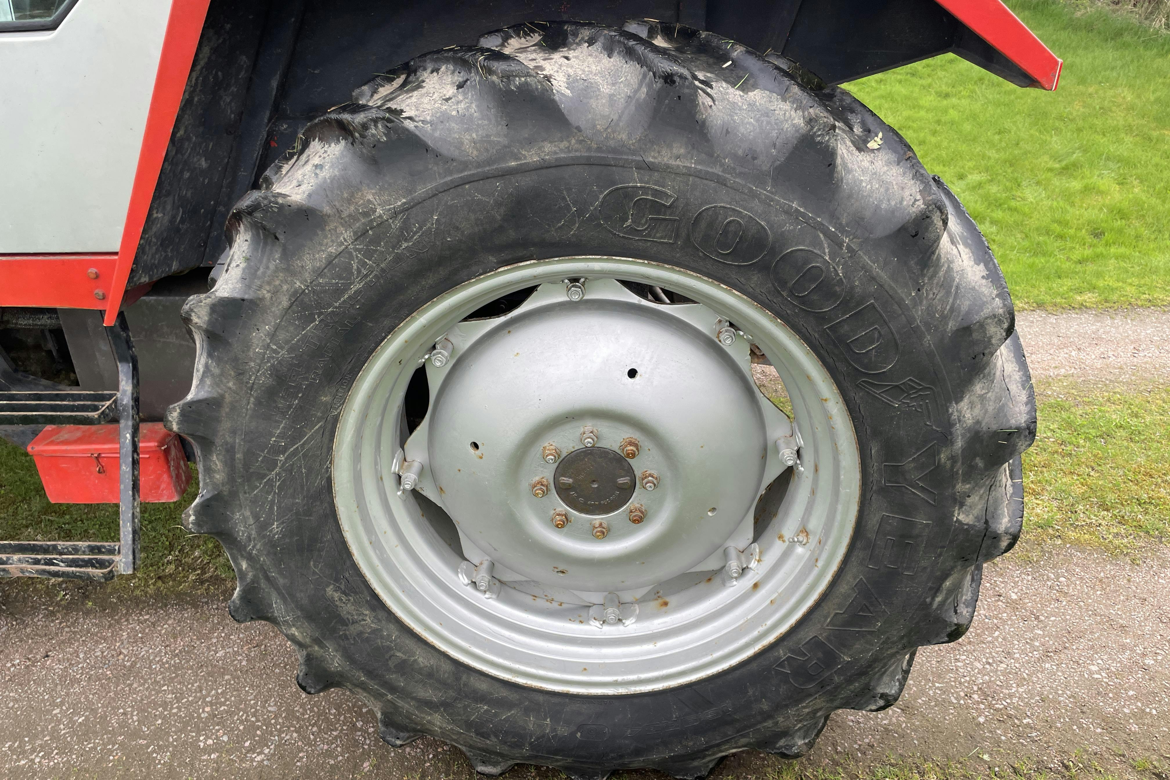 MASSEY FERGUSON 690 4WD -  - Käsitsi - punane - 1985