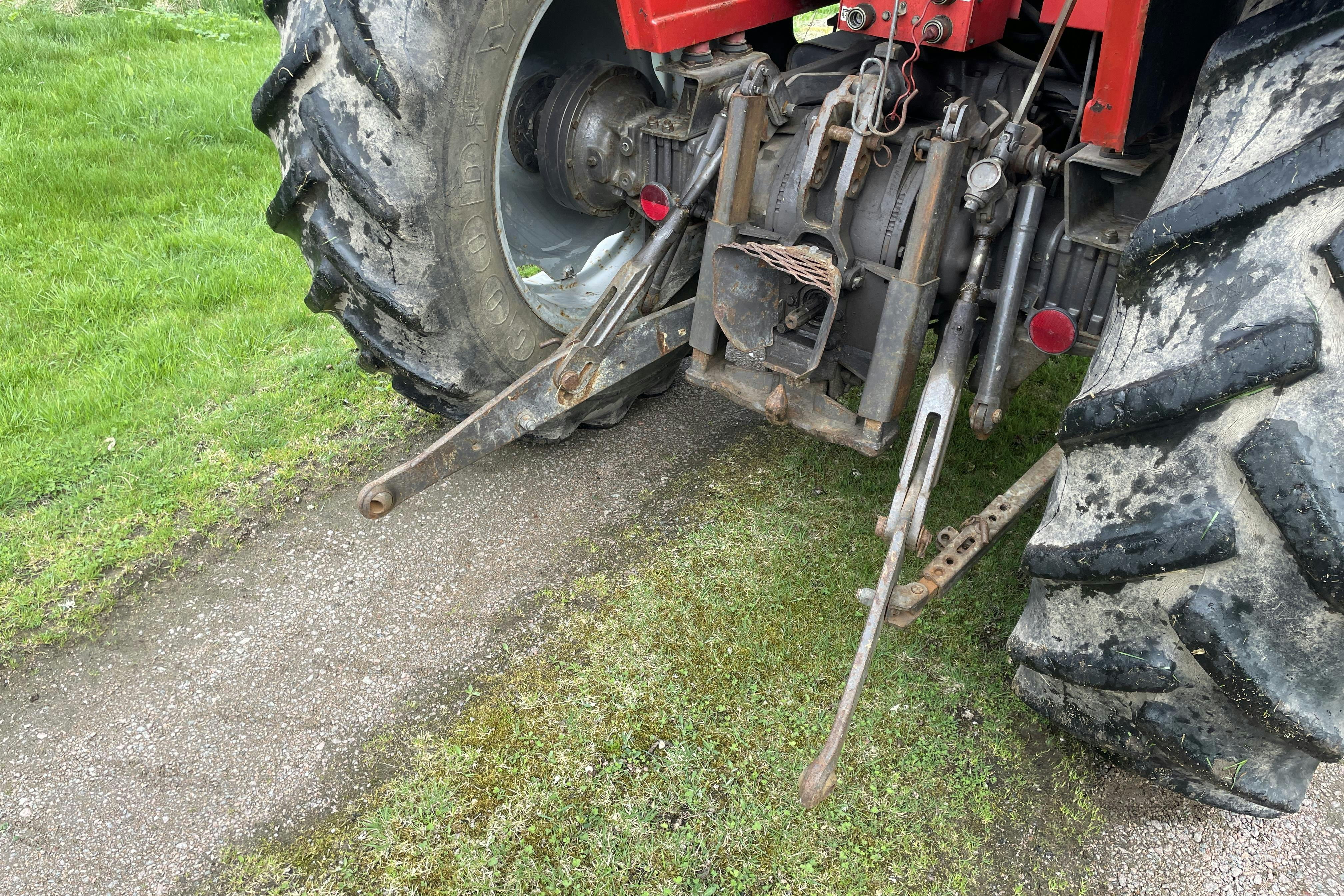 MASSEY FERGUSON 690 4WD -  - Käsitsi - punane - 1985