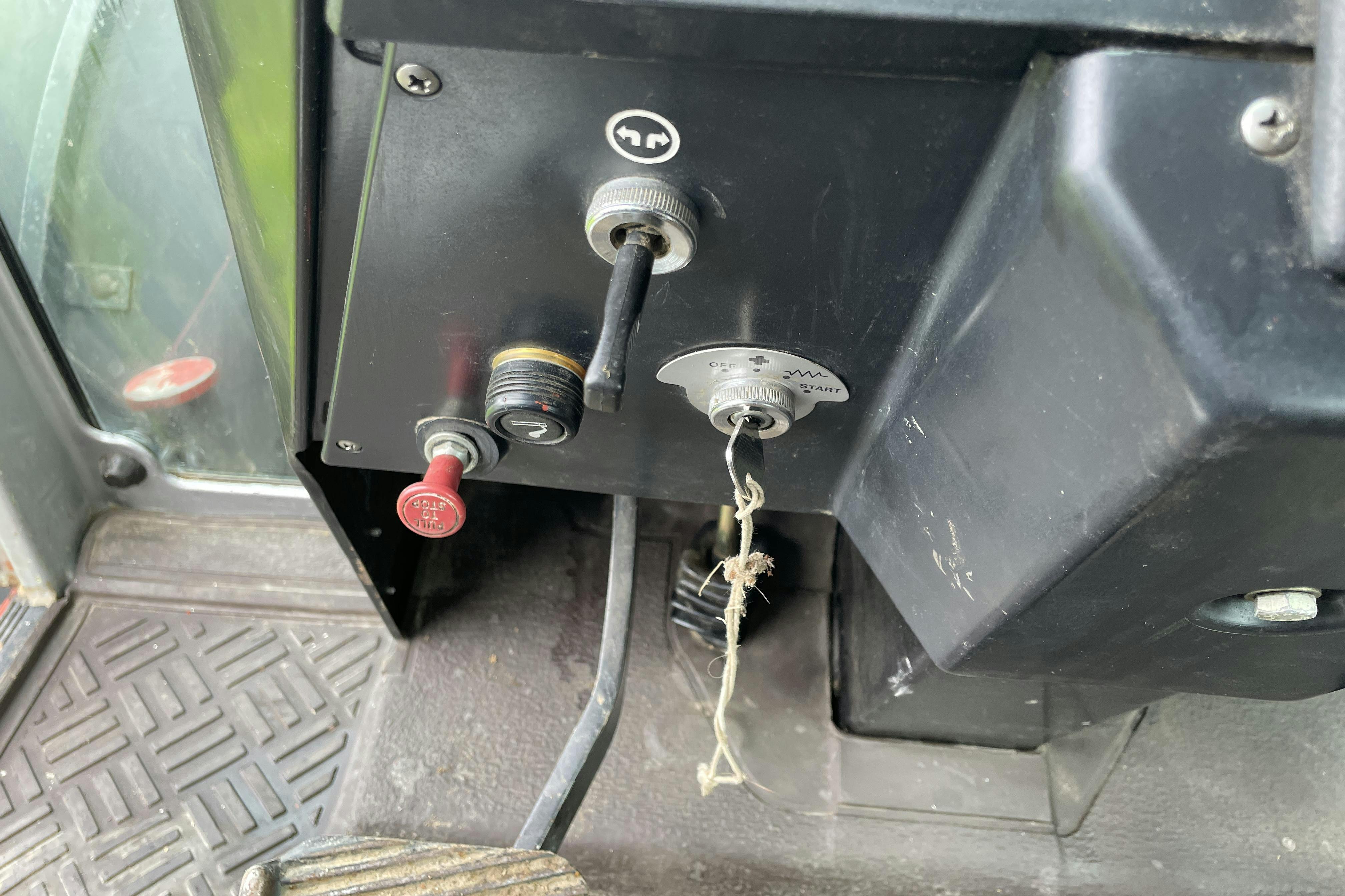 MASSEY FERGUSON 690 4WD -  - Käsitsi - punane - 1985