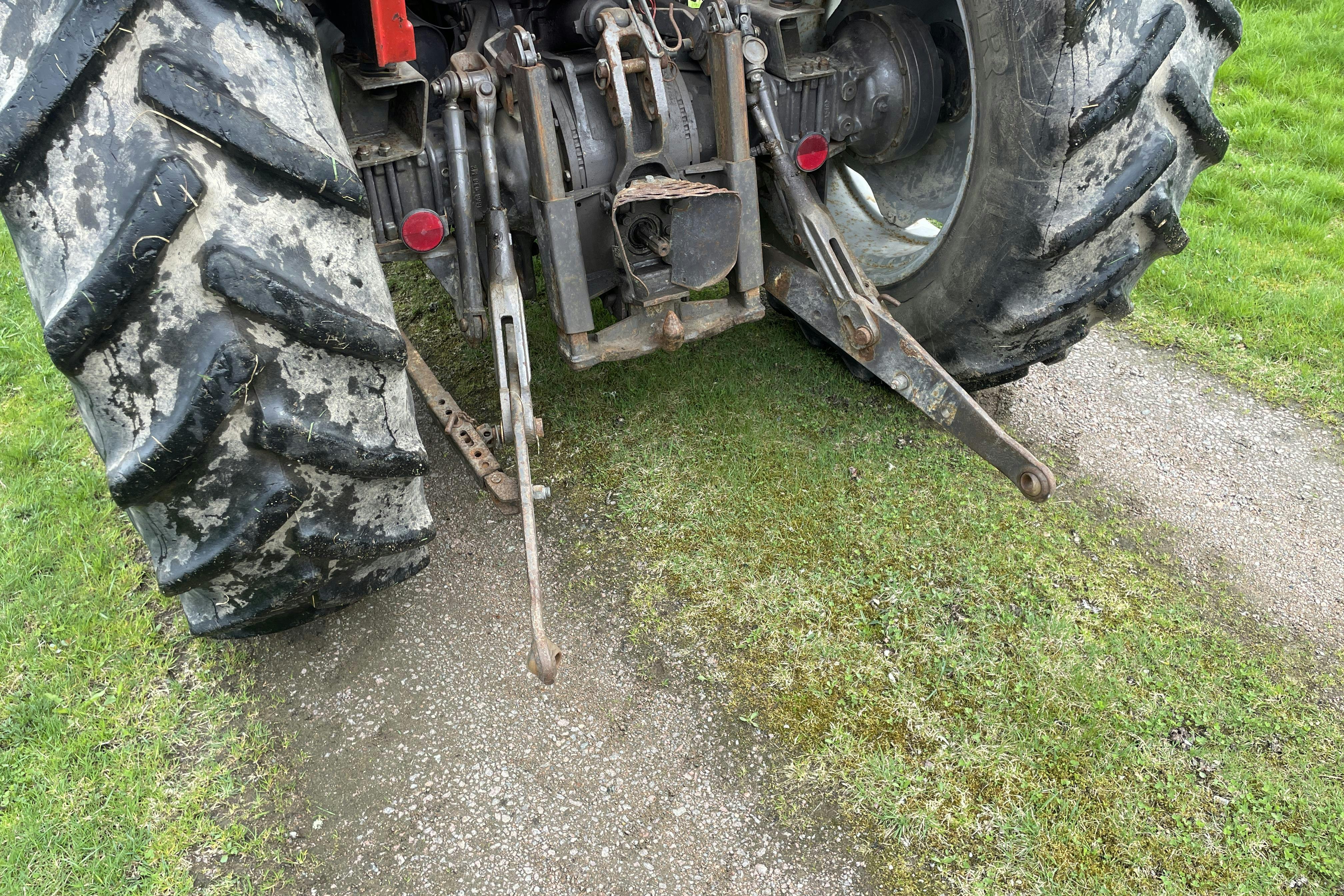 MASSEY FERGUSON 690 4WD -  - Käsitsi - punane - 1985