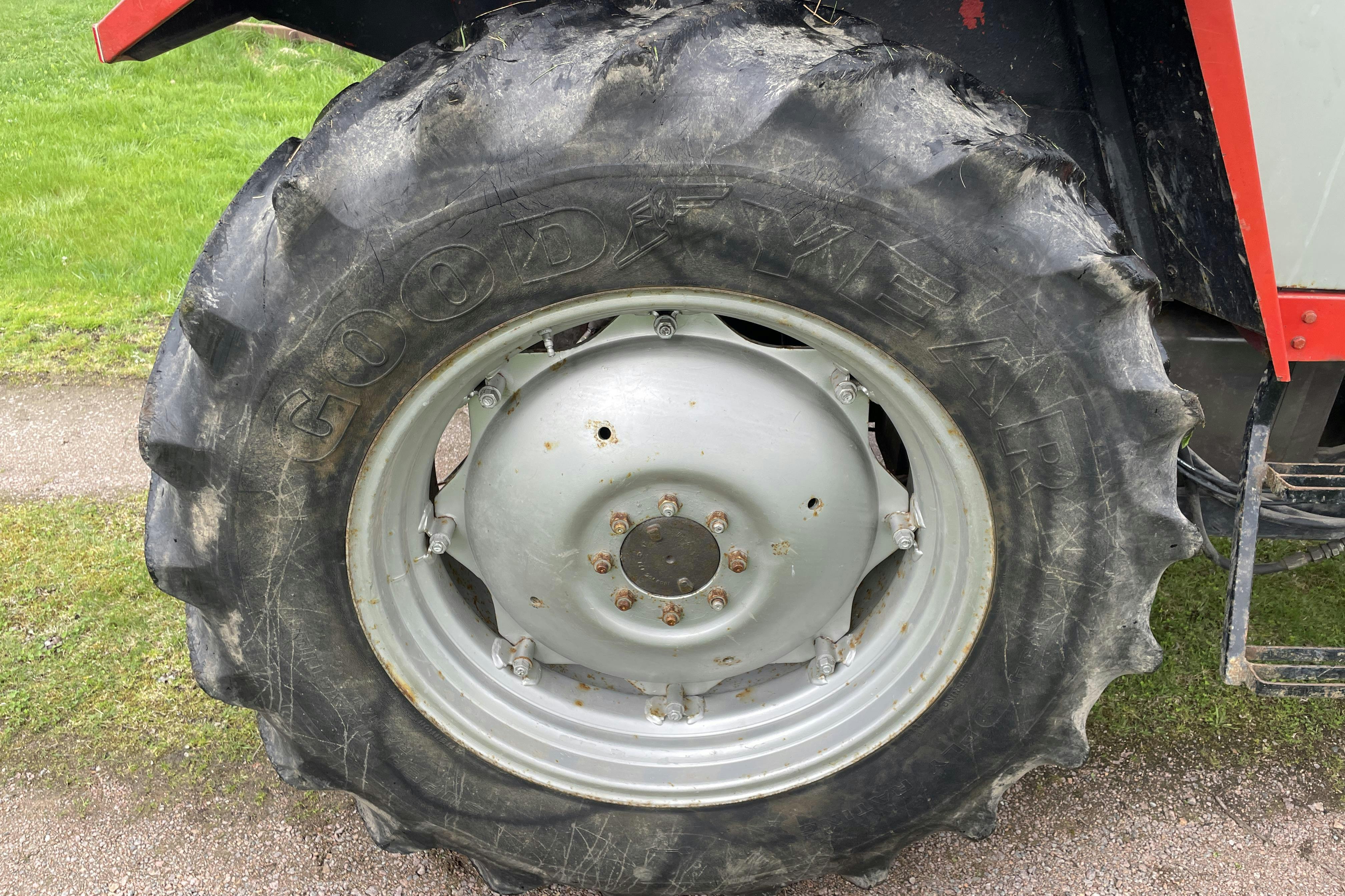 MASSEY FERGUSON 690 4WD -  - Käsitsi - punane - 1985