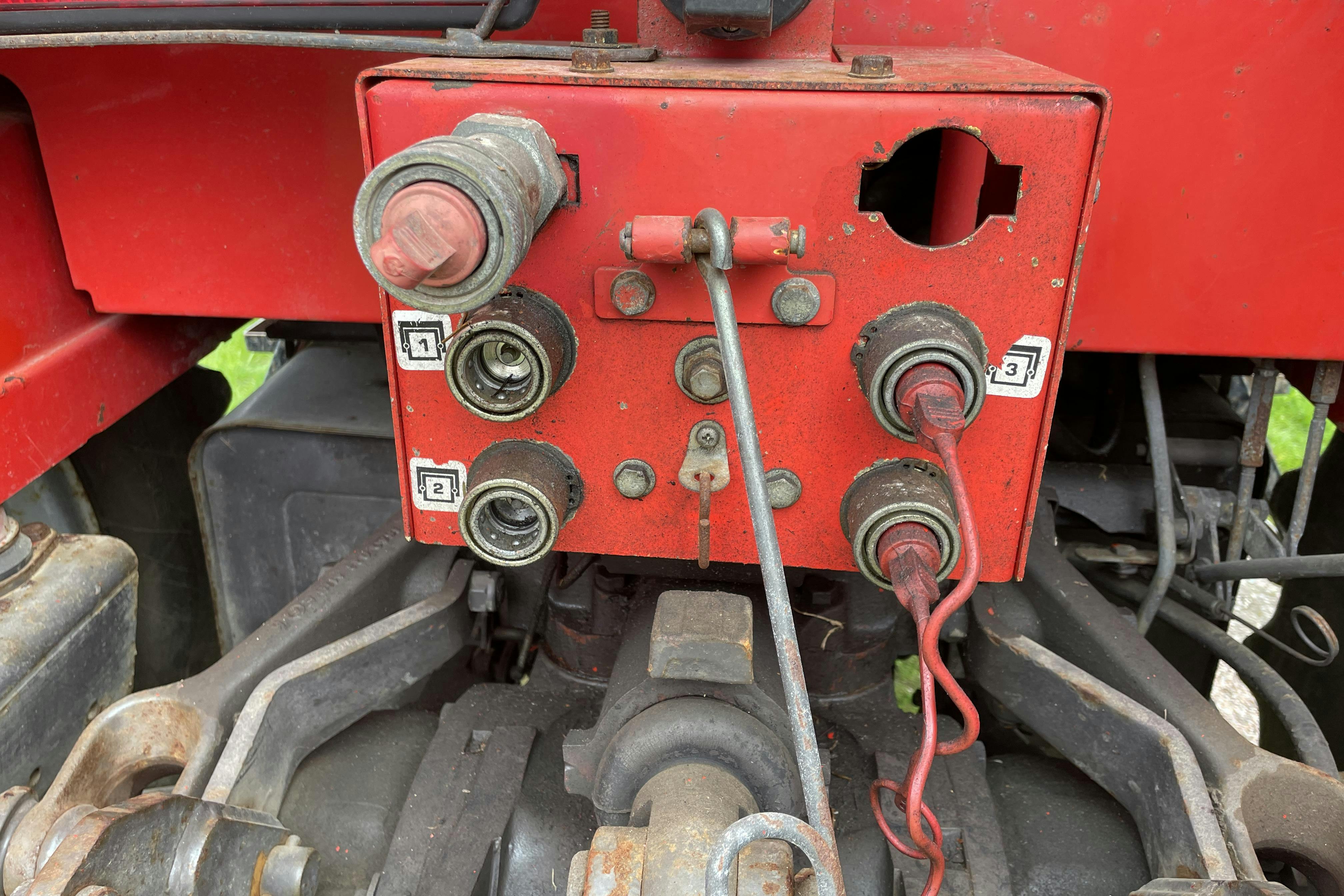 MASSEY FERGUSON 690 4WD -  - Käsitsi - punane - 1985
