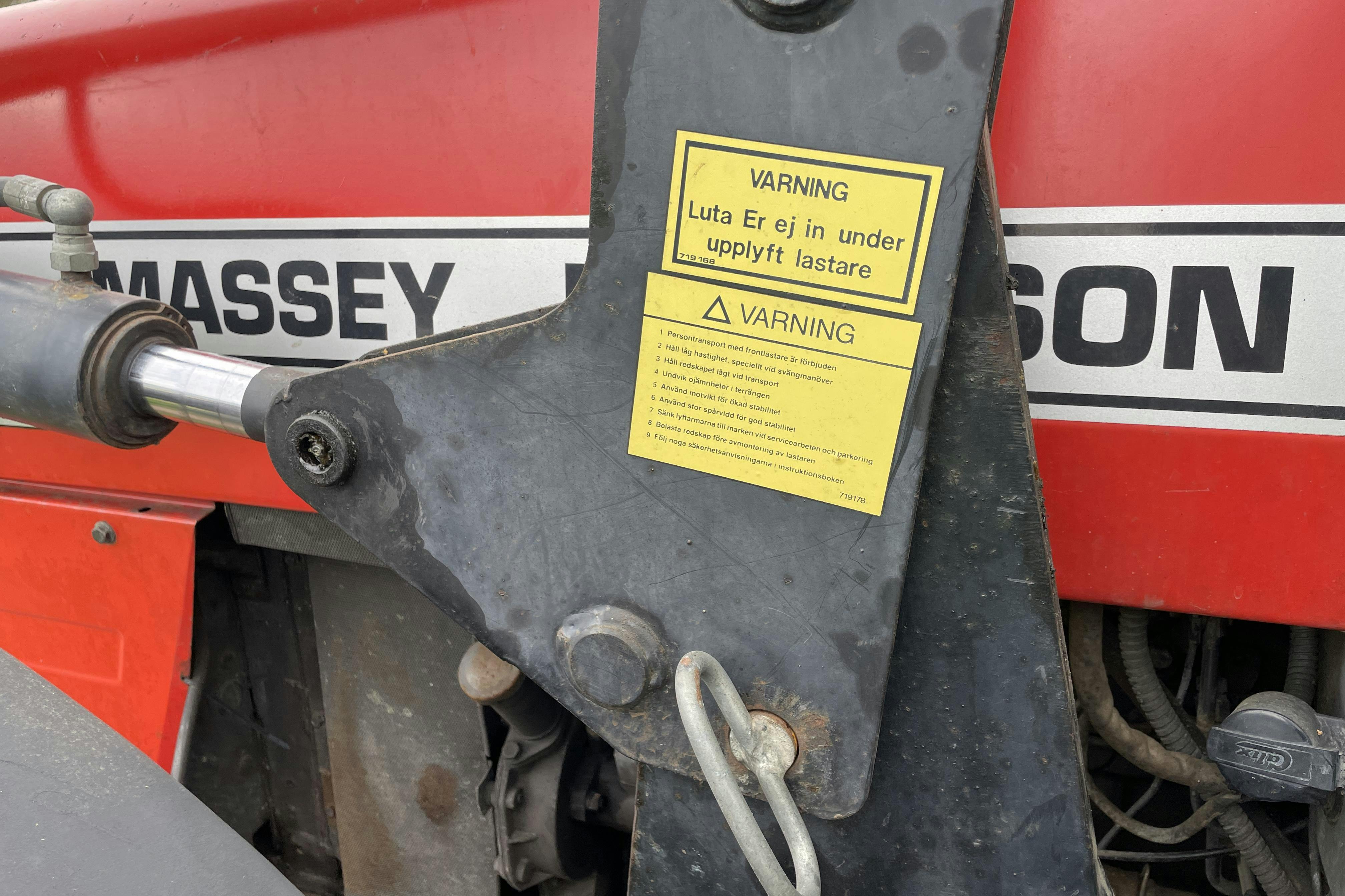 MASSEY FERGUSON 690 4WD -  - Käsitsi - punane - 1985