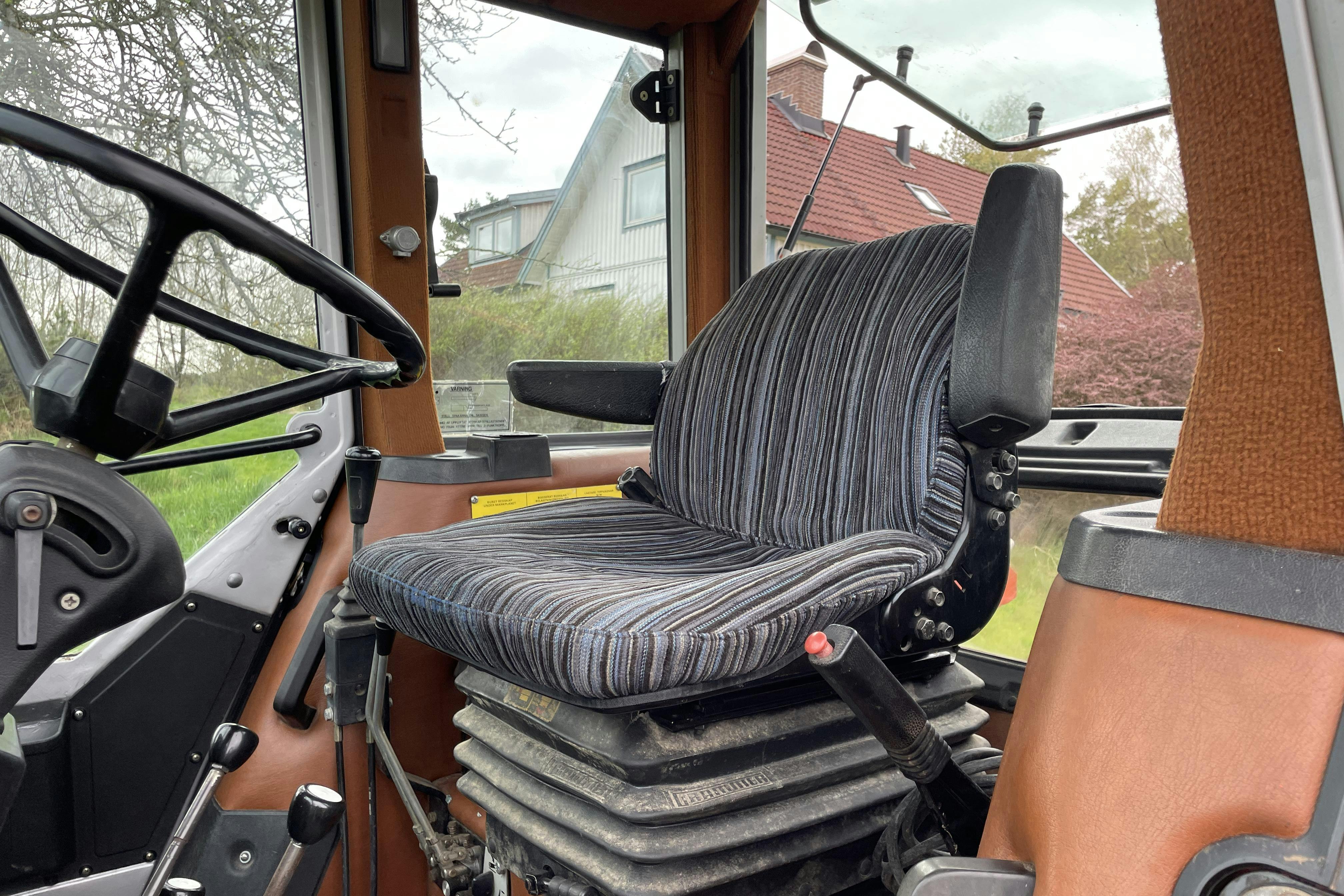 MASSEY FERGUSON 690 4WD -  - Käsitsi - punane - 1985