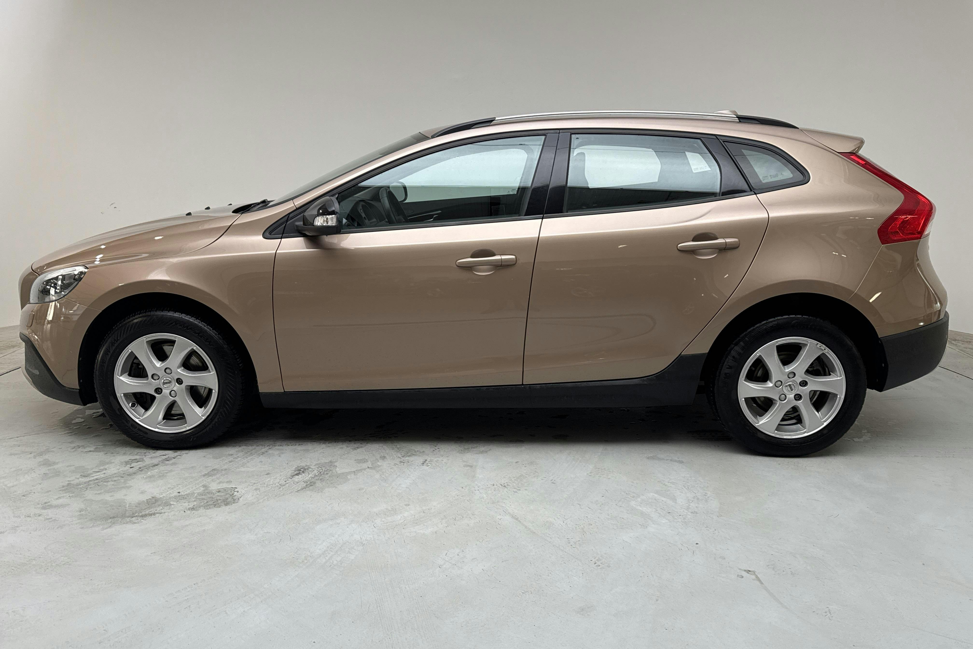 Volvo V40 Cross Country D2 (120hk) - 7 923 mil - Manuell - brun - 2017
