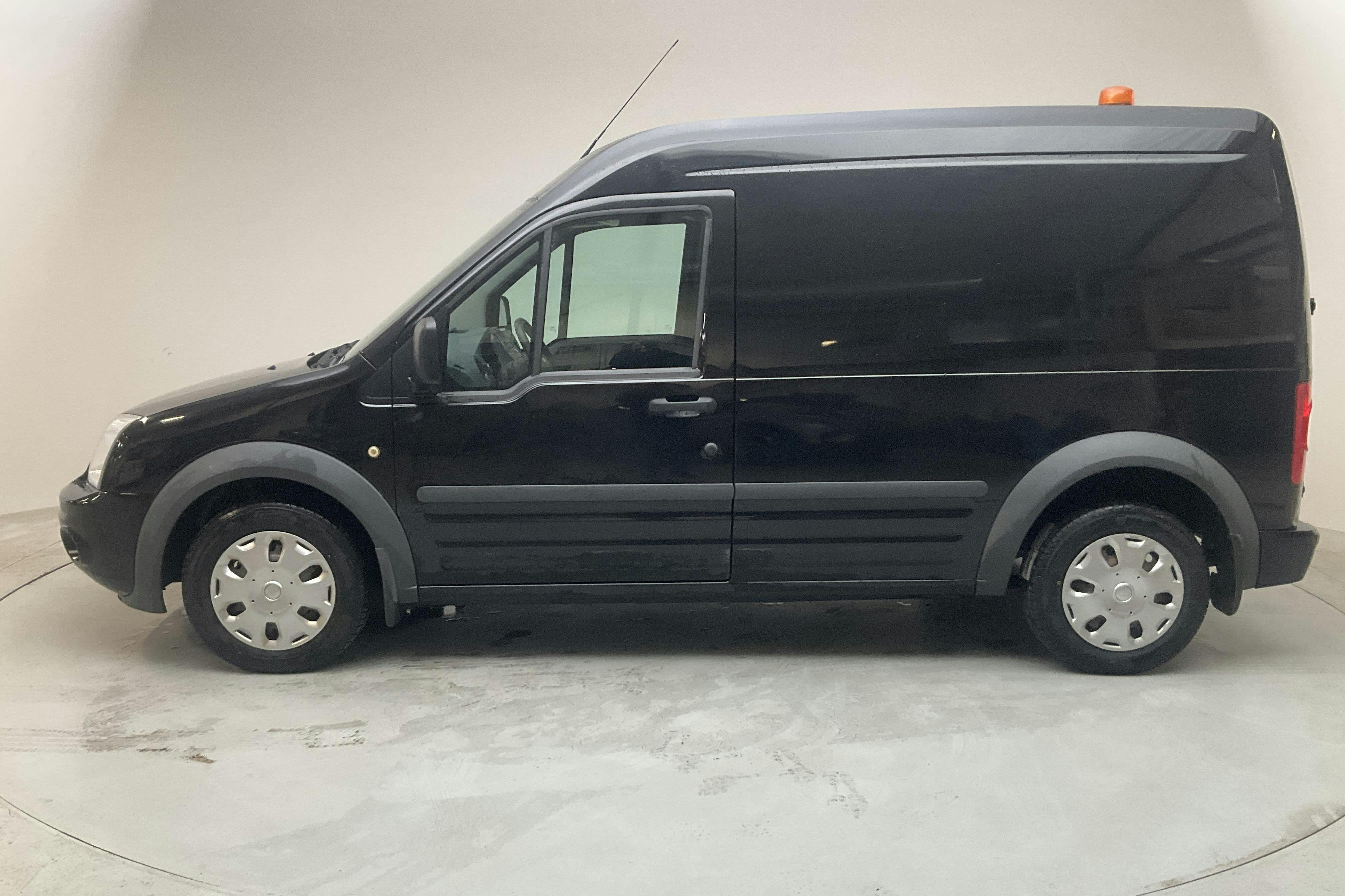Ford Transit Connect 1.8 TDCi (110hk) - 121 680 km - Käsitsi - must - 2013