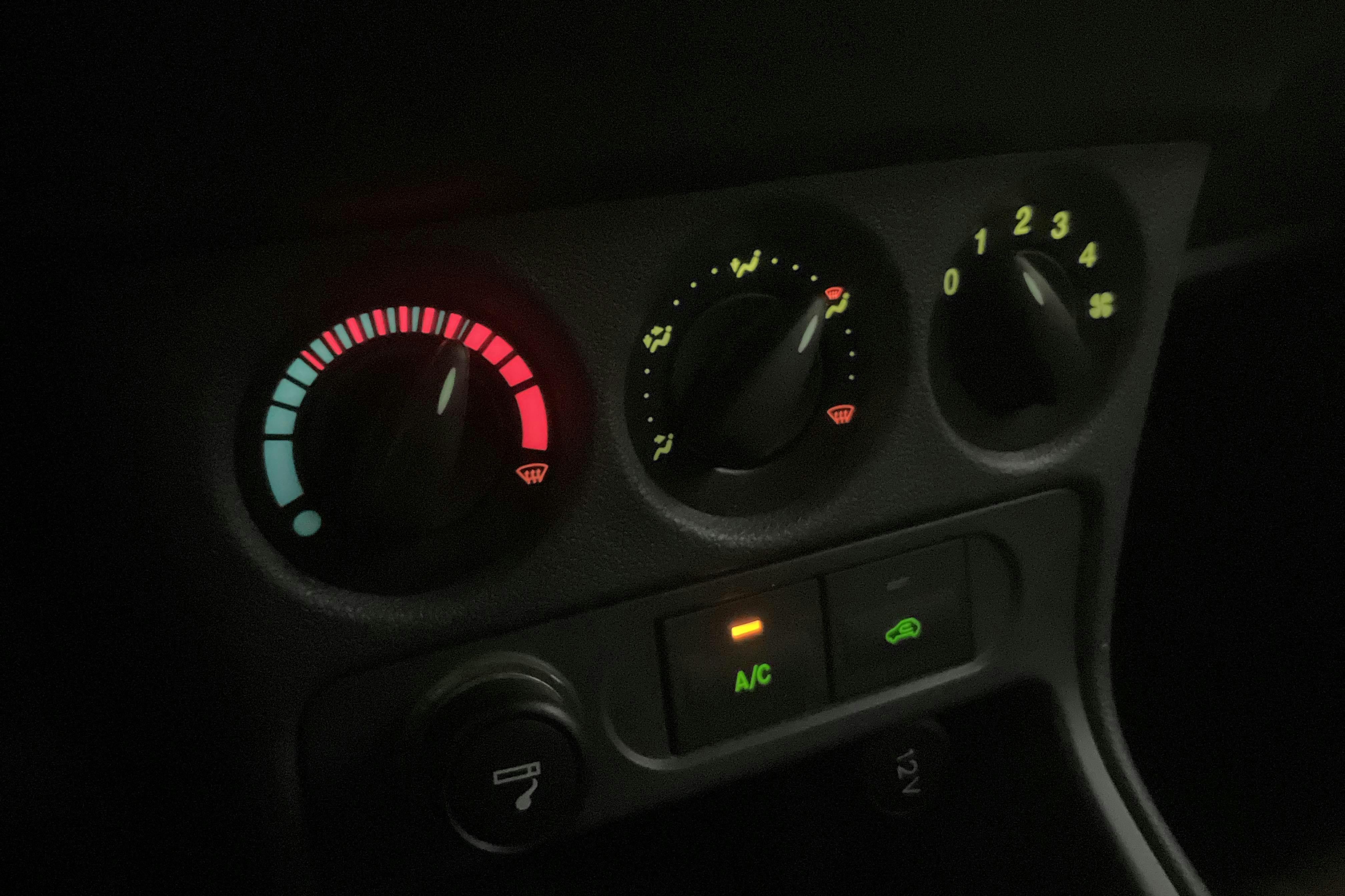 Ford Transit Connect 1.8 TDCi (110hk) - 121 680 km - Käsitsi - must - 2013
