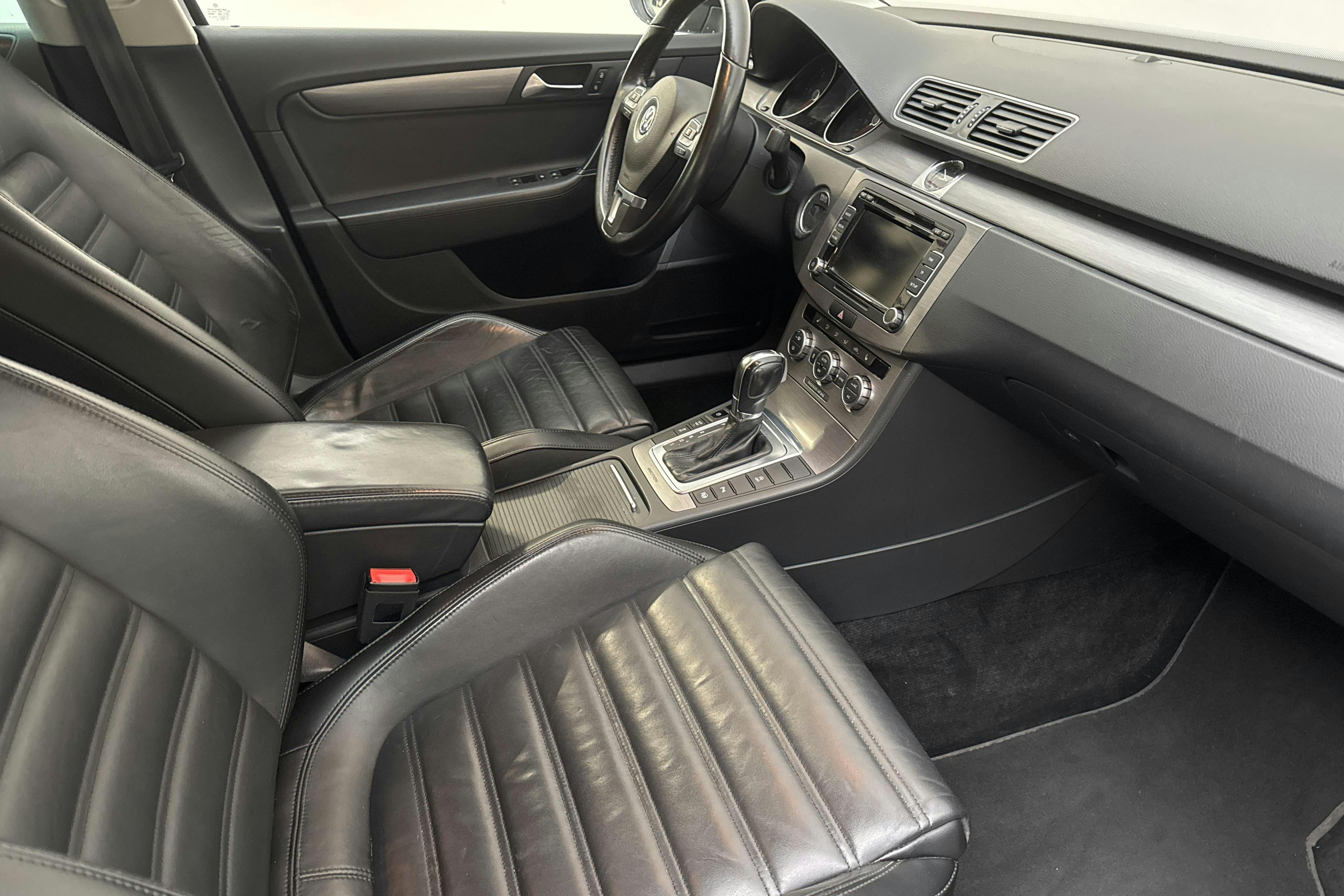VW Passat 2.0 TDI BlueMotion Technology Variant 4Motion (170hk) - 180 120 km - Automaattinen - musta - 2013