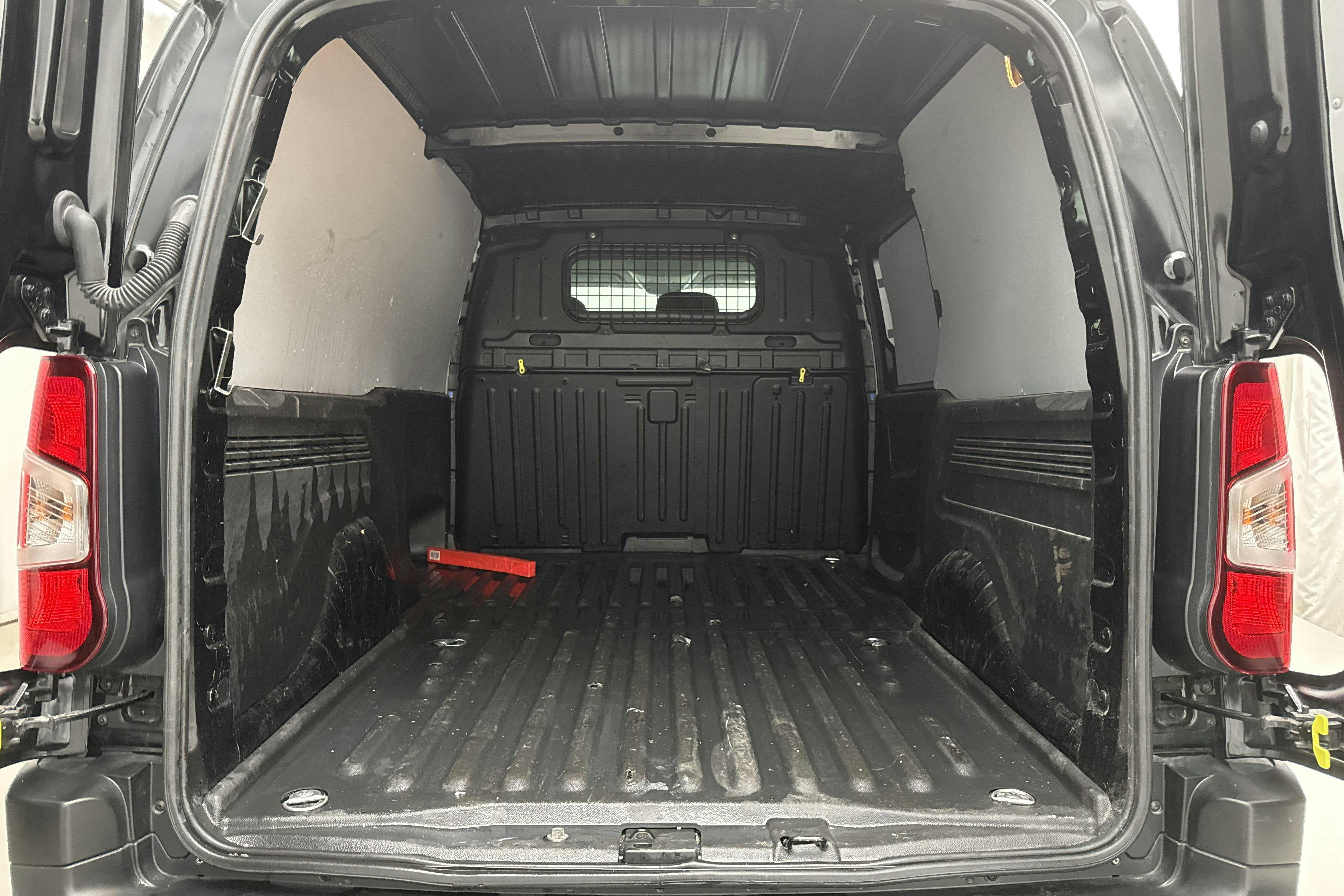 Peugeot Partner 1.5 HDI Skåp (100hk) - 2 086 mil - Manuell - svart - 2023