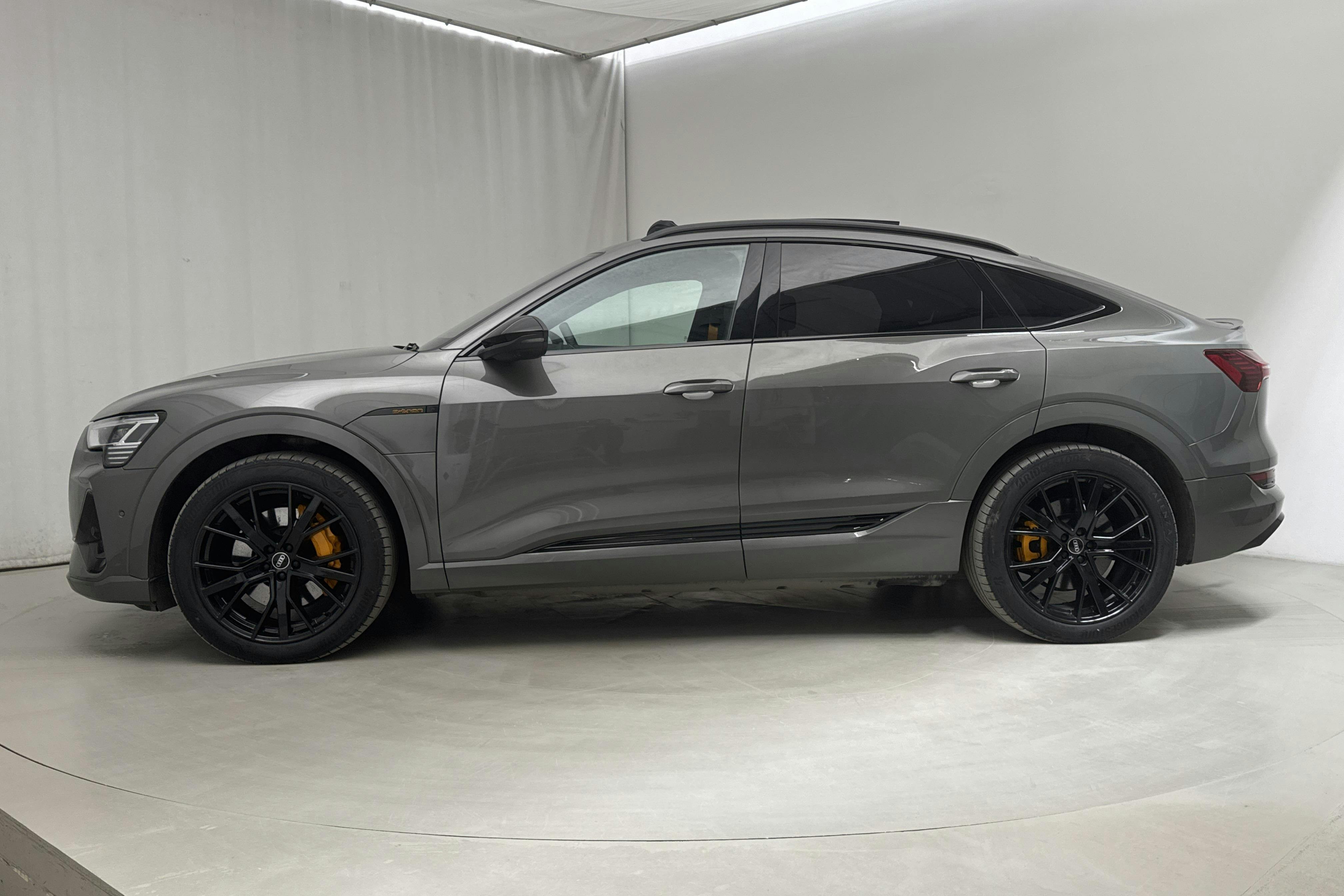 Audi e-tron Sportback 55 quattro 95 kWh (360hk) - 56 310 km - Automaattinen - harmaa - 2022