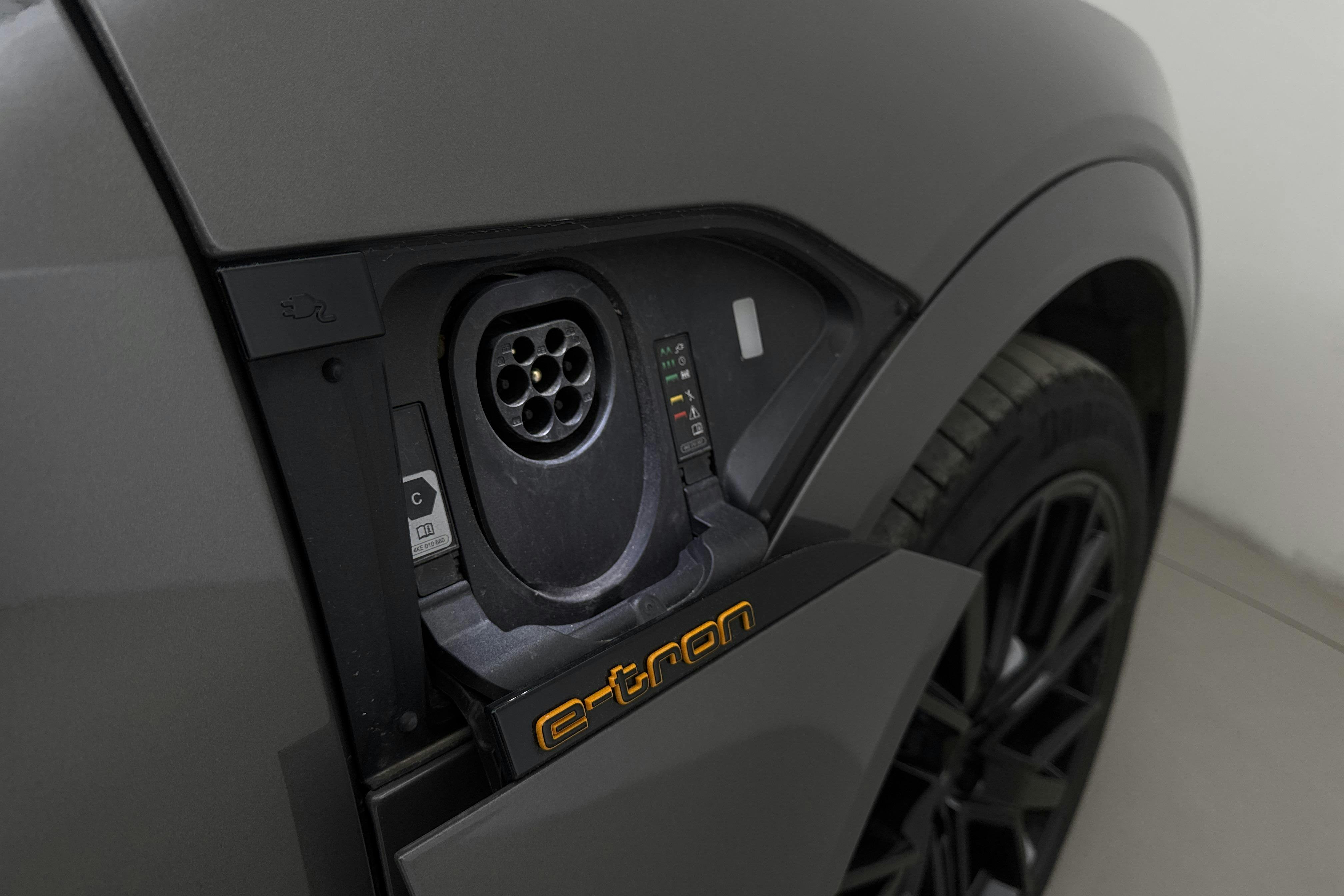 Audi e-tron Sportback 55 quattro 95 kWh (360hk) - 56 310 km - Automaattinen - harmaa - 2022