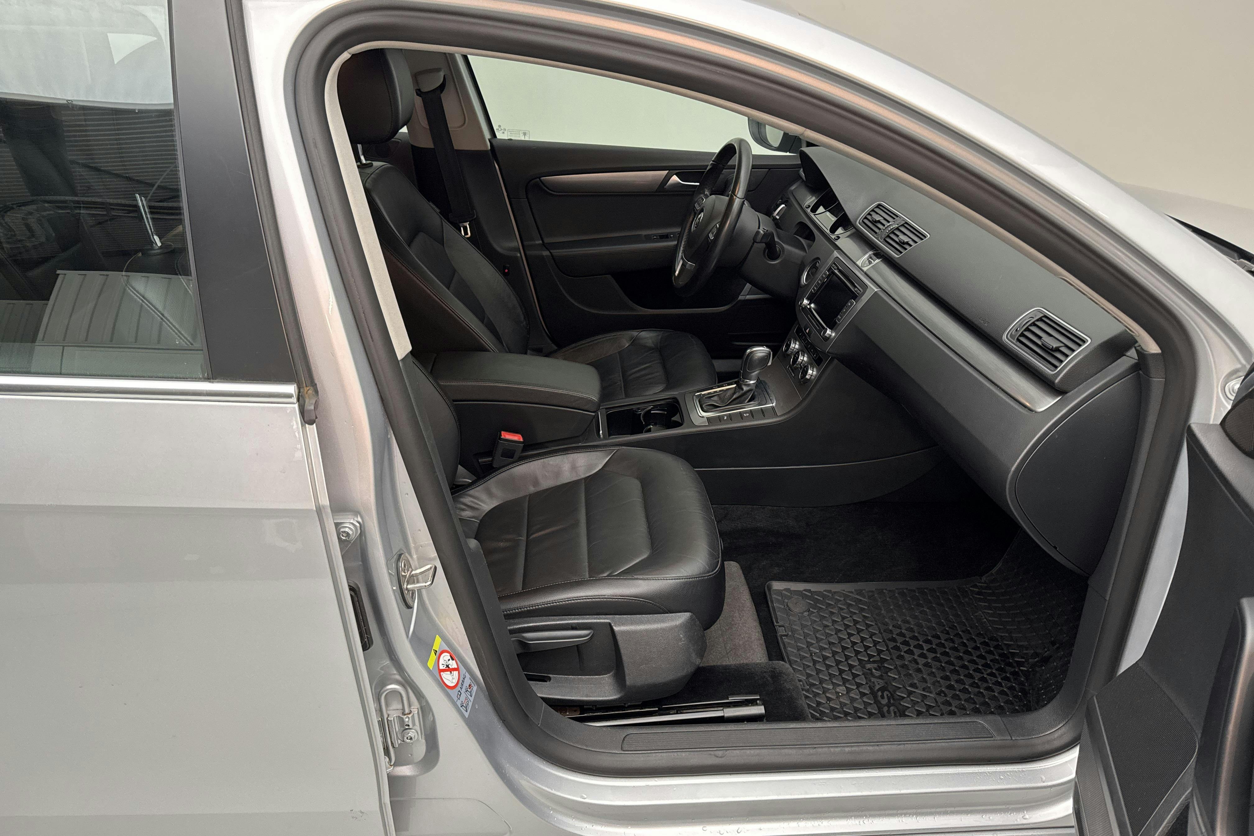 VW Passat 2.0 TDI BlueMotion Technology Variant (170hk) - 18 007 mil - Automat - silver - 2012