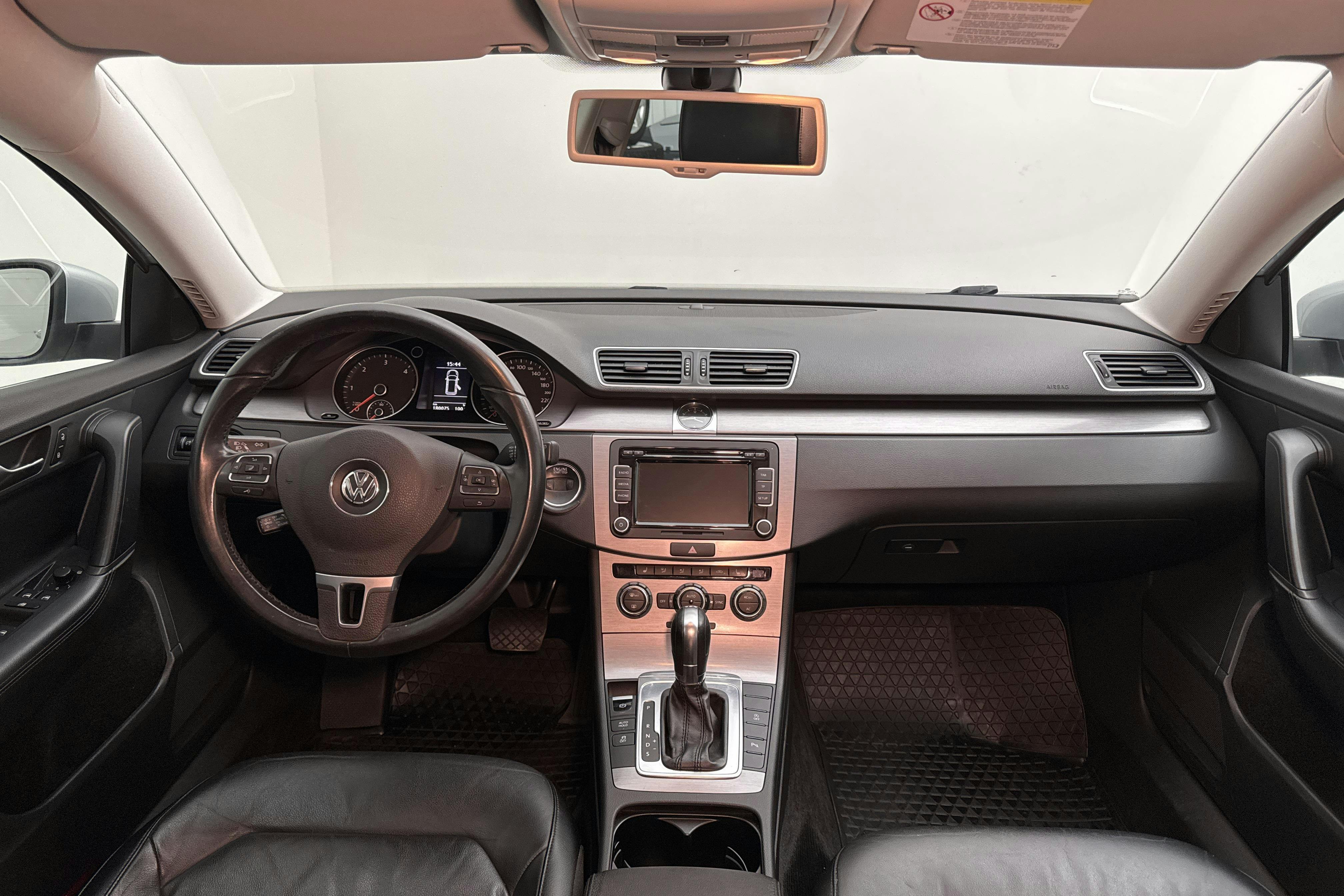 VW Passat 2.0 TDI BlueMotion Technology Variant (170hk) - 18 007 mil - Automat - silver - 2012