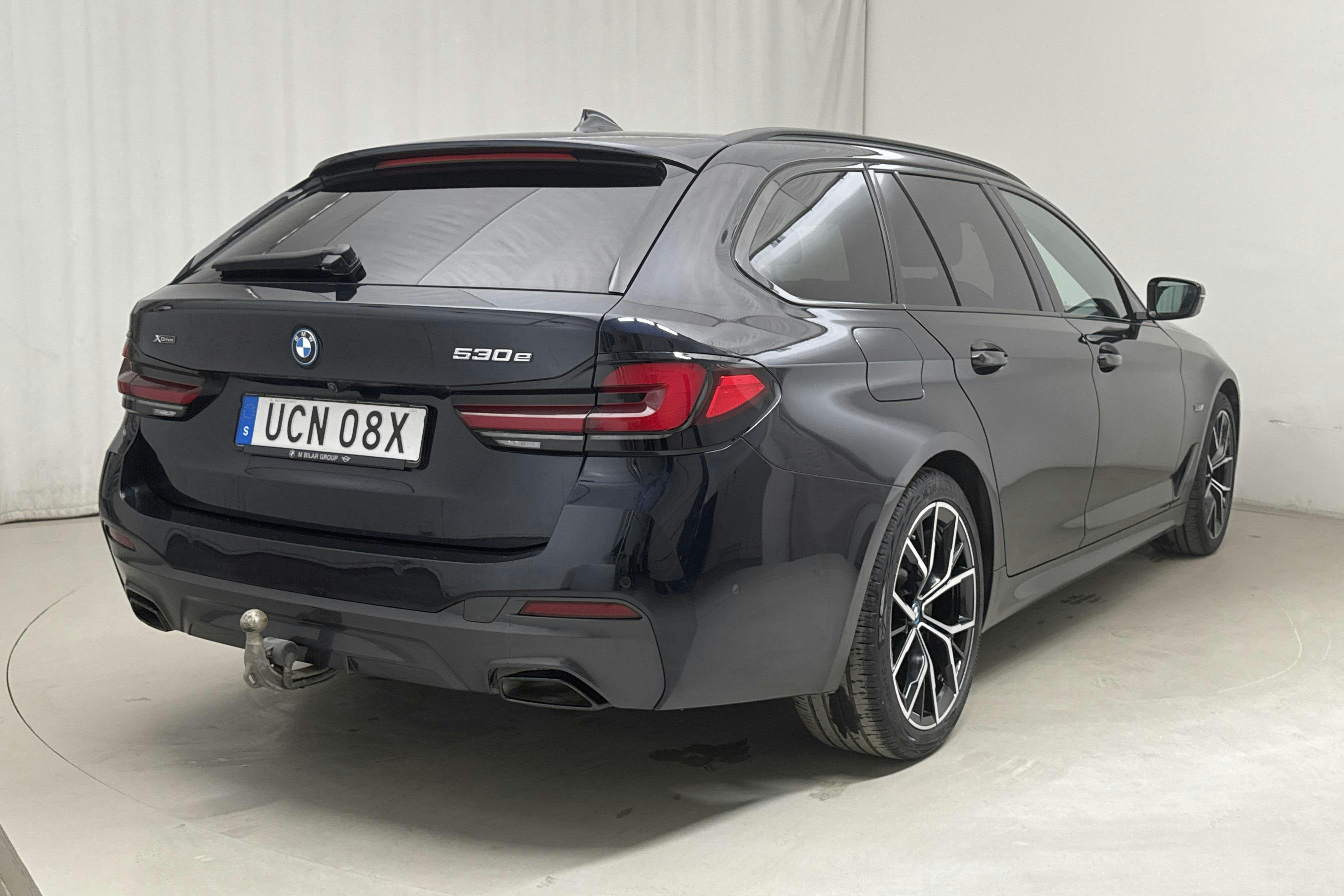 BMW 530e xDrive Touring, G31 12kWh LCI (292hk) - 42 590 km - Automatyczna - czarny - 2023