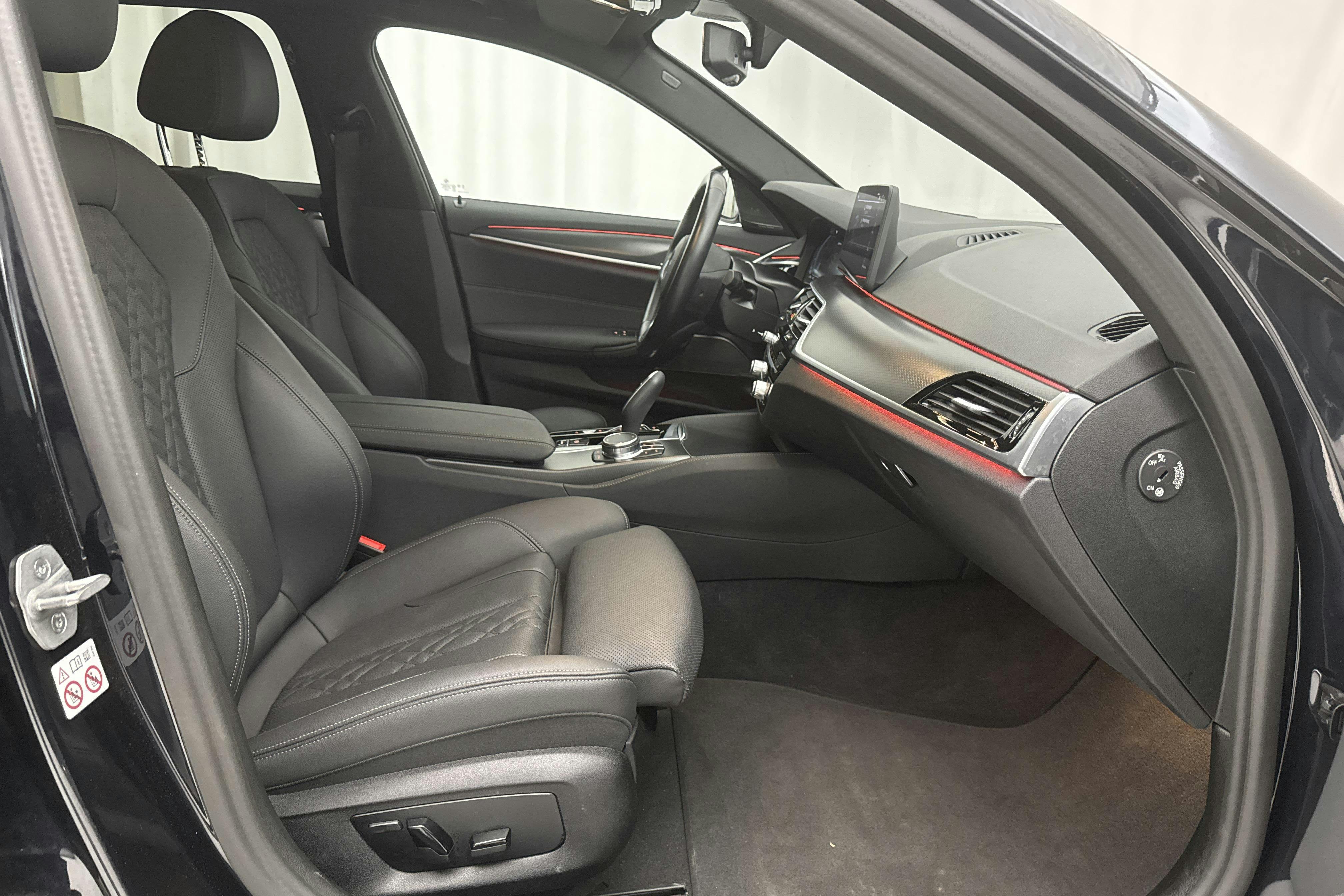 BMW 530e xDrive Touring, G31 12kWh LCI (292hk) - 42 590 km - Automatyczna - czarny - 2023
